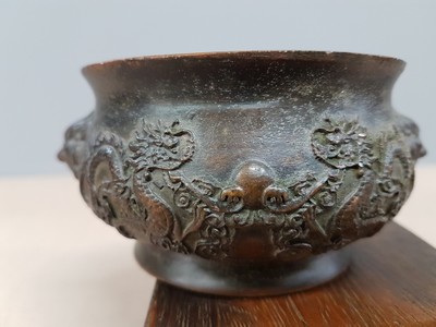 27109212e - kleines Räuchergefäß, China, um 1900, Bronze, umlaufender Drachendekor, dazu ...
