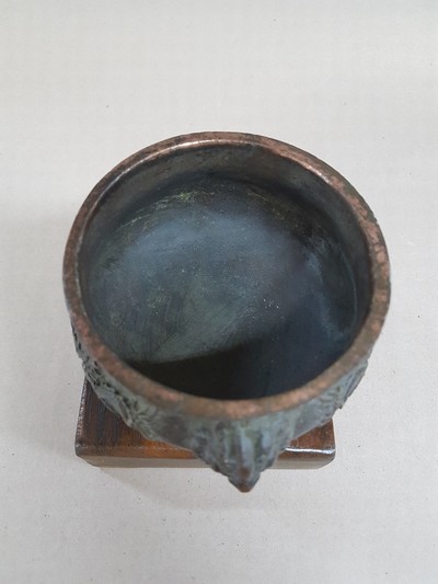 27109212f - kleines Räuchergefäß, China, um 1900, Bronze, umlaufender Drachendekor, dazu ...