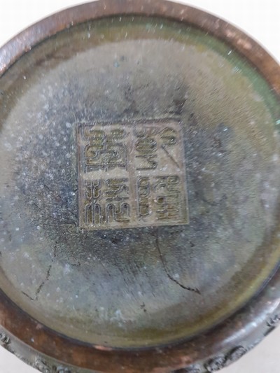 27109212h - kleines Räuchergefäß, China, um 1900, Bronze, umlaufender Drachendekor, dazu ...