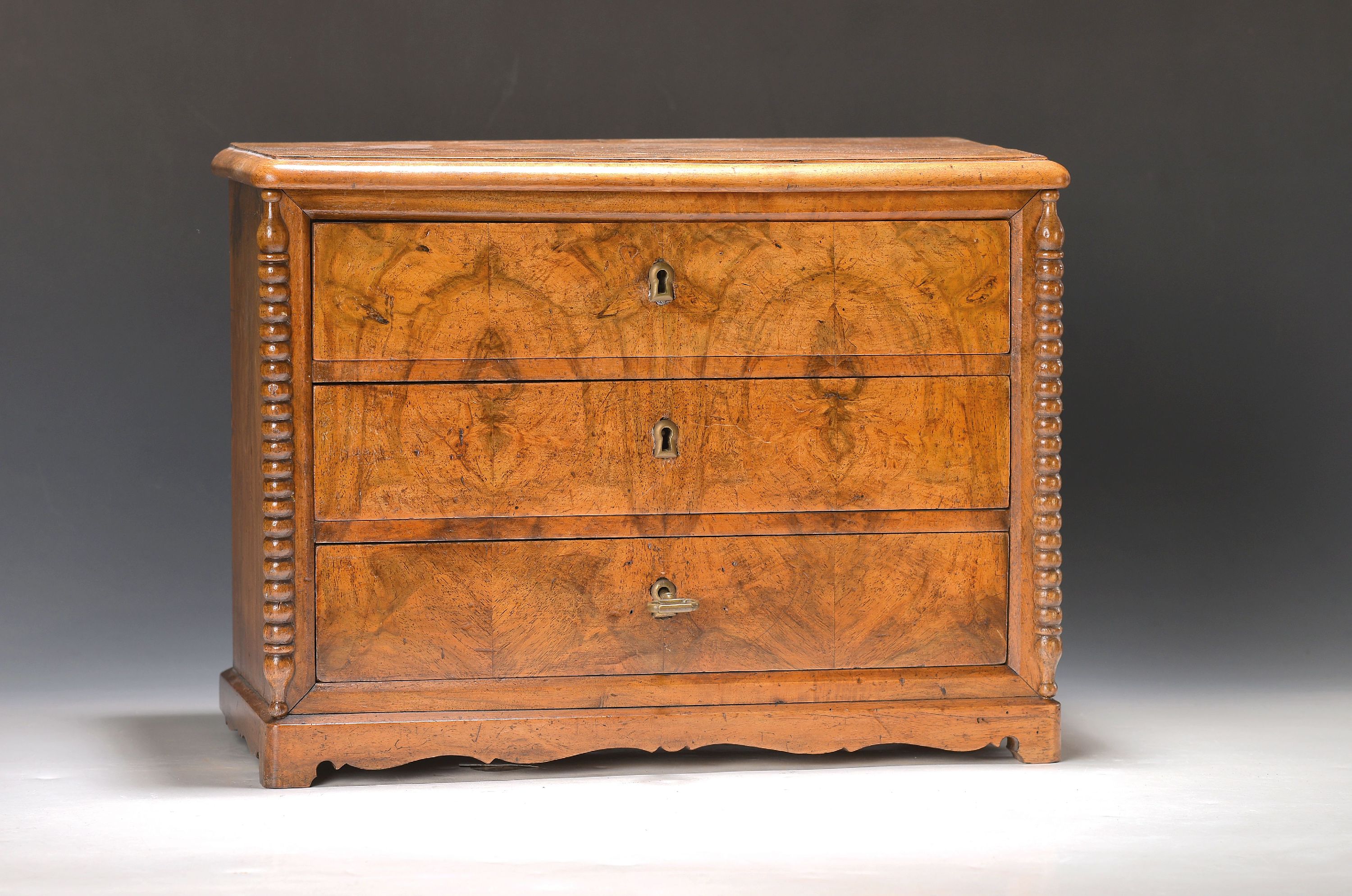 Image 27109334 - Modellkommode, deutsch, um 1880, Nussbaumfurnier, z.T. auf Eichekorpus, drei Schubladen, ...