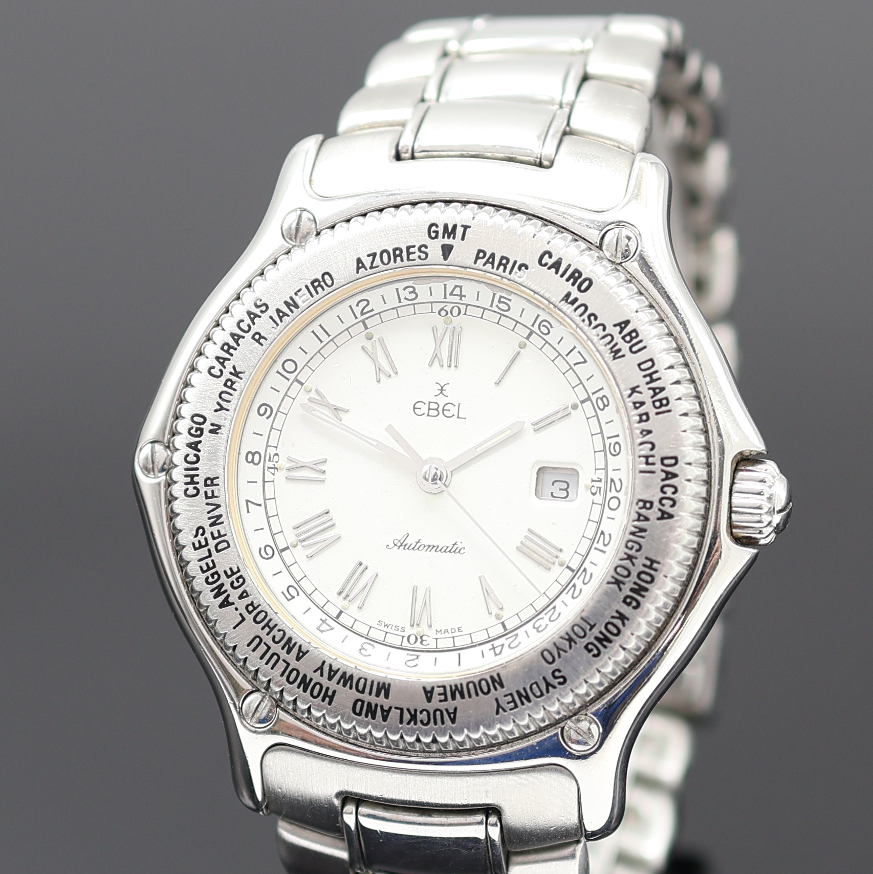 Detail a: EBEL Voyager Herrenarmbanduhr mit Weltanzeige Referenz 9124913, Schweiz um 1995, Automatik, Edelstahlgeh. inkl. orig. Gliederband m. Faltschl., Boden ...