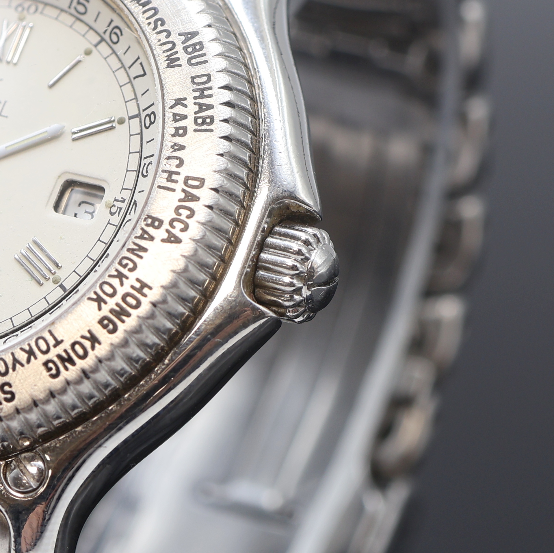 Detail b: EBEL Voyager Herrenarmbanduhr mit Weltanzeige Referenz 9124913, Schweiz um 1995, Automatik, Edelstahlgeh. inkl. orig. Gliederband m. Faltschl., Boden ...