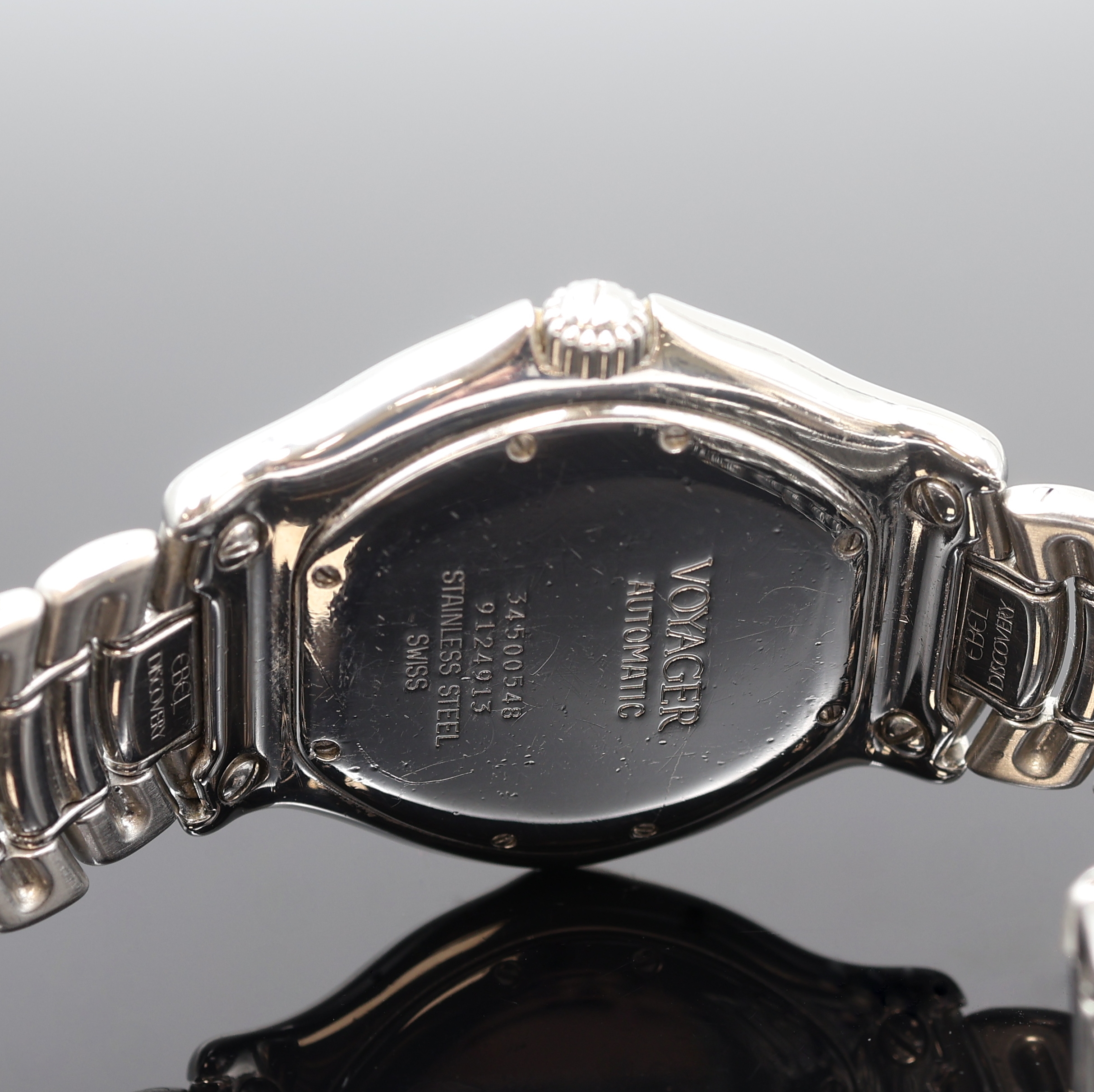 Detail d: EBEL Voyager Herrenarmbanduhr mit Weltanzeige Referenz 9124913, Schweiz um 1995, Automatik, Edelstahlgeh. inkl. orig. Gliederband m. Faltschl., Boden ...