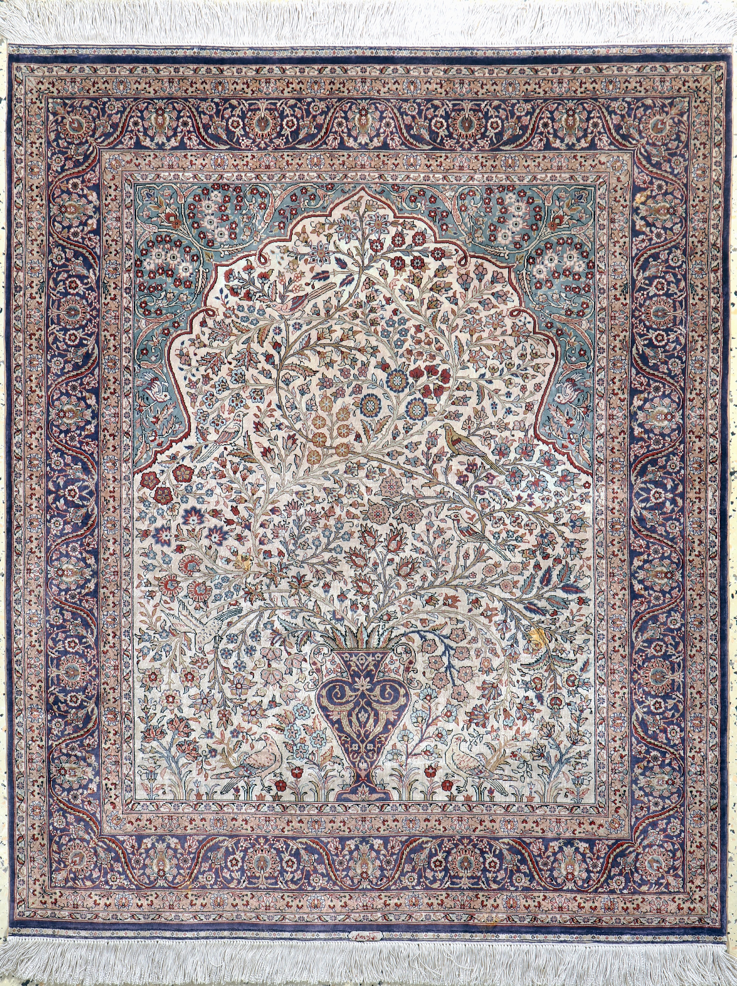 Image 27109342 - Hereke Seide fein, China, Ende 20.Jhd, reine Naturseide, ca. 128 x 105 cm, ca. 1,0 Mio. ...