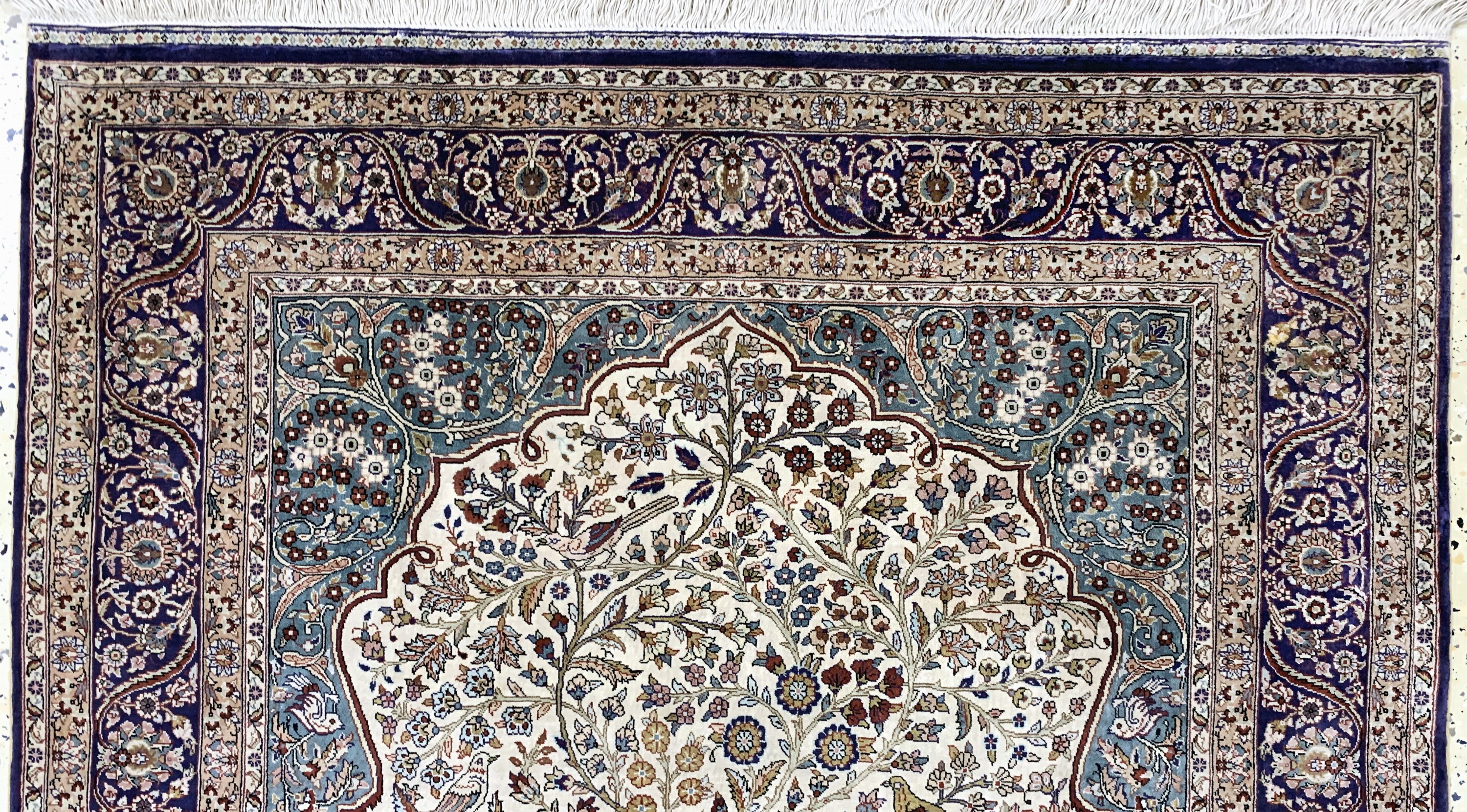 Detail a: Hereke Seide fein, China, Ende 20.Jhd, reine Naturseide, ca. 128 x 105 cm, ca. 1,0 Mio. Kn/qm, Reinigungsbedürftig, EHZ: 2(Fleck)