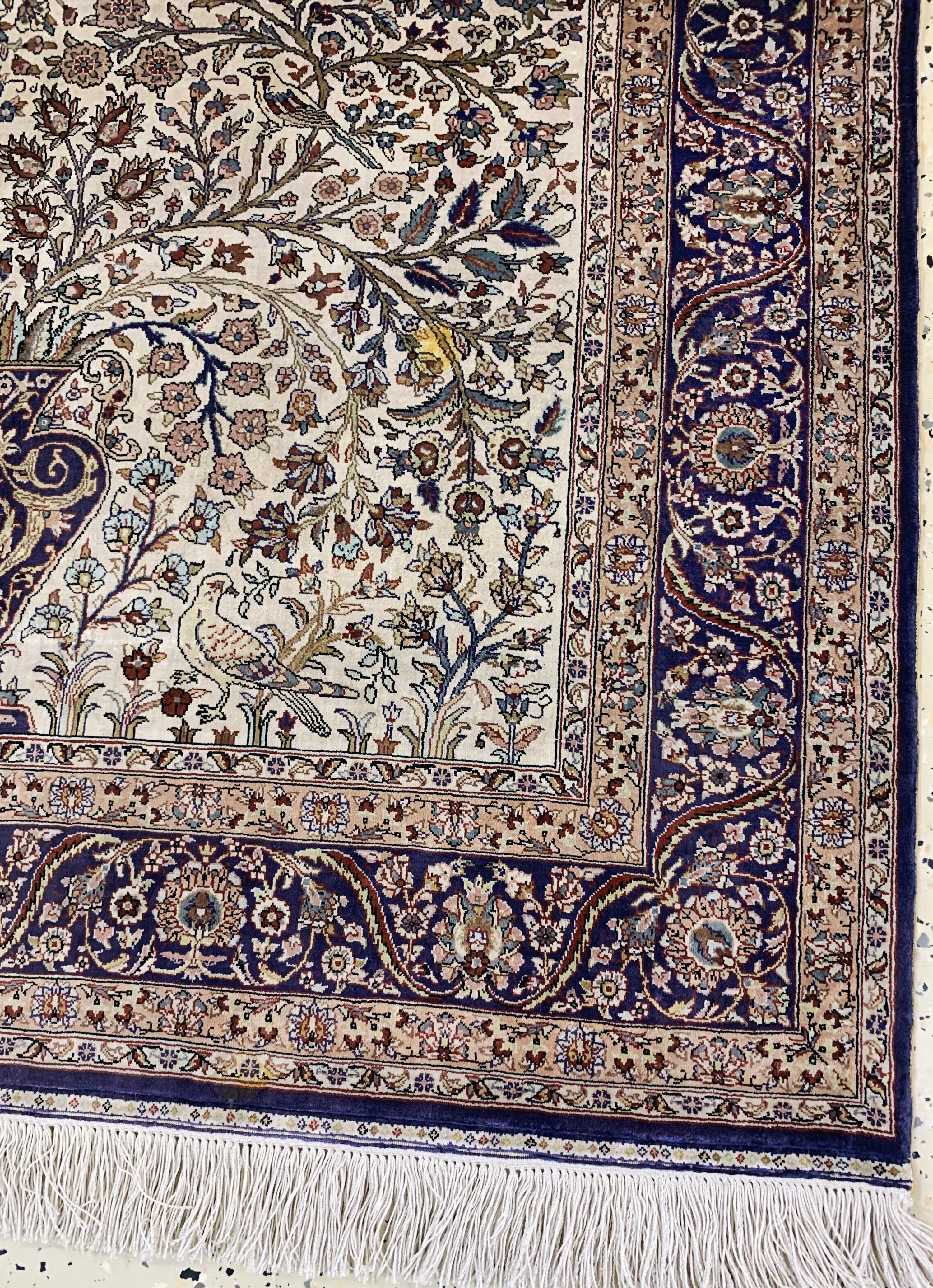 Detail b: Hereke Seide fein, China, Ende 20.Jhd, reine Naturseide, ca. 128 x 105 cm, ca. 1,0 Mio. Kn/qm, Reinigungsbedürftig, EHZ: 2(Fleck)