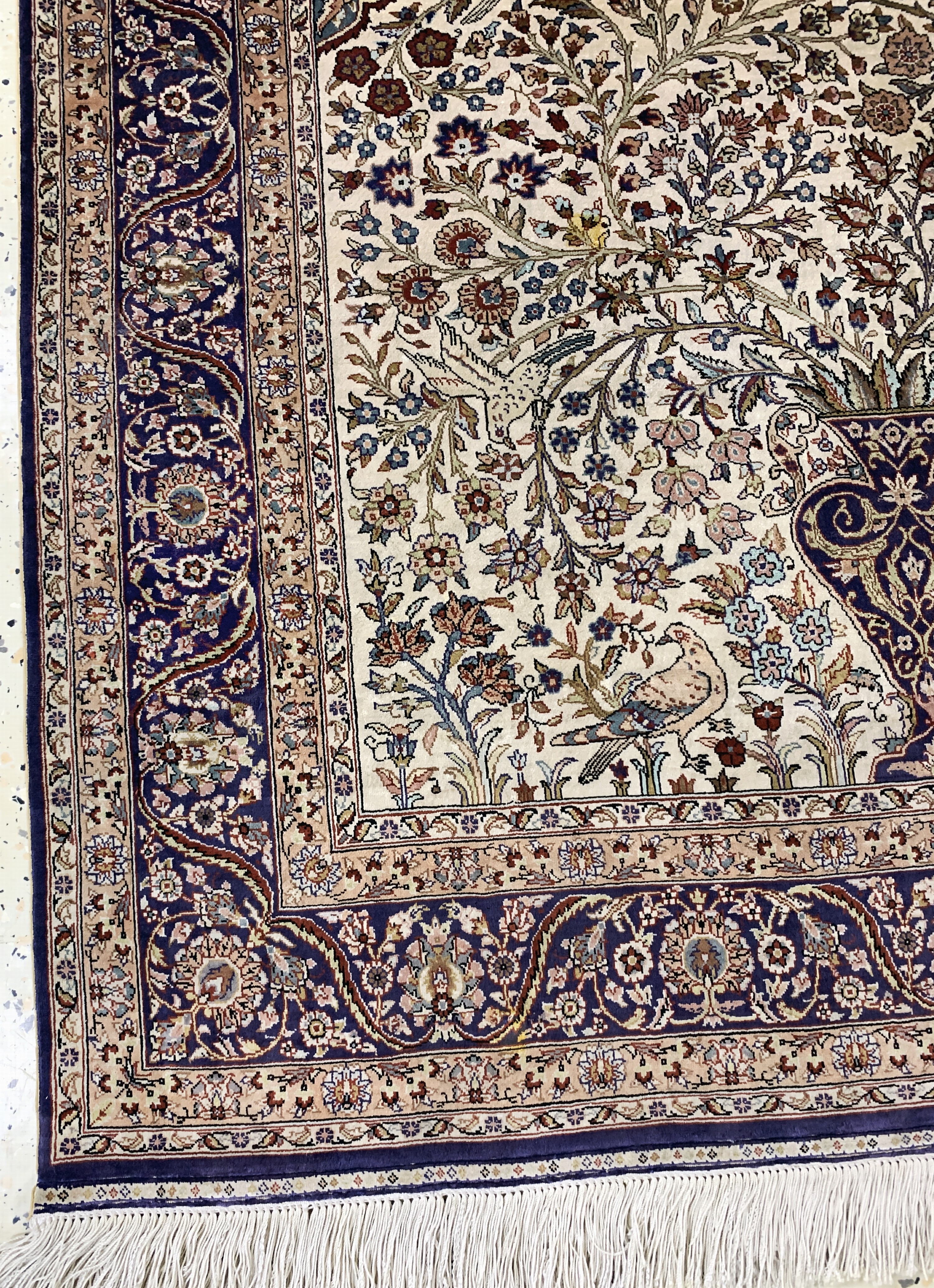 Detail c: Hereke Seide fein, China, Ende 20.Jhd, reine Naturseide, ca. 128 x 105 cm, ca. 1,0 Mio. Kn/qm, Reinigungsbedürftig, EHZ: 2(Fleck)