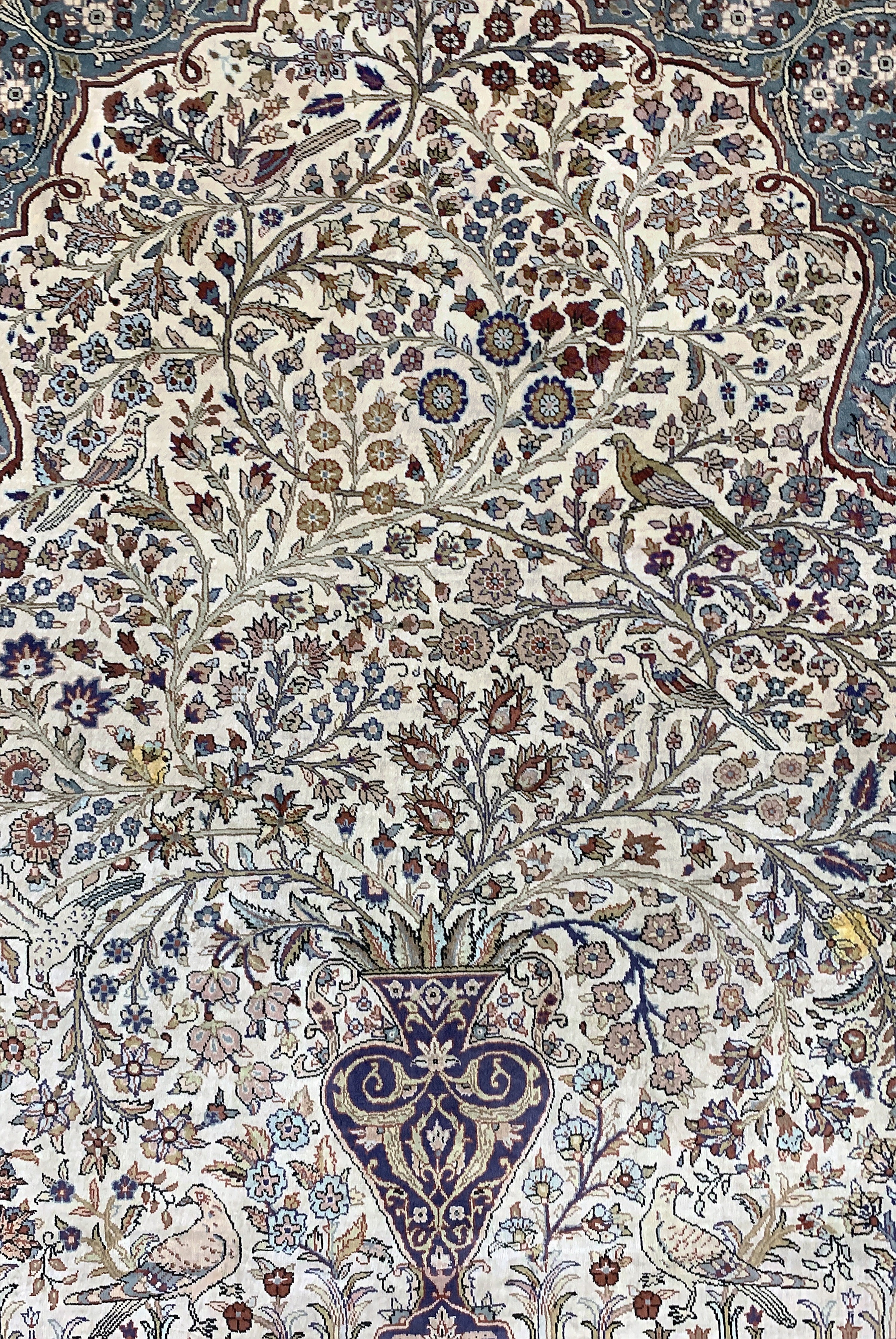 Detail d: Hereke Seide fein, China, Ende 20.Jhd, reine Naturseide, ca. 128 x 105 cm, ca. 1,0 Mio. Kn/qm, Reinigungsbedürftig, EHZ: 2(Fleck)