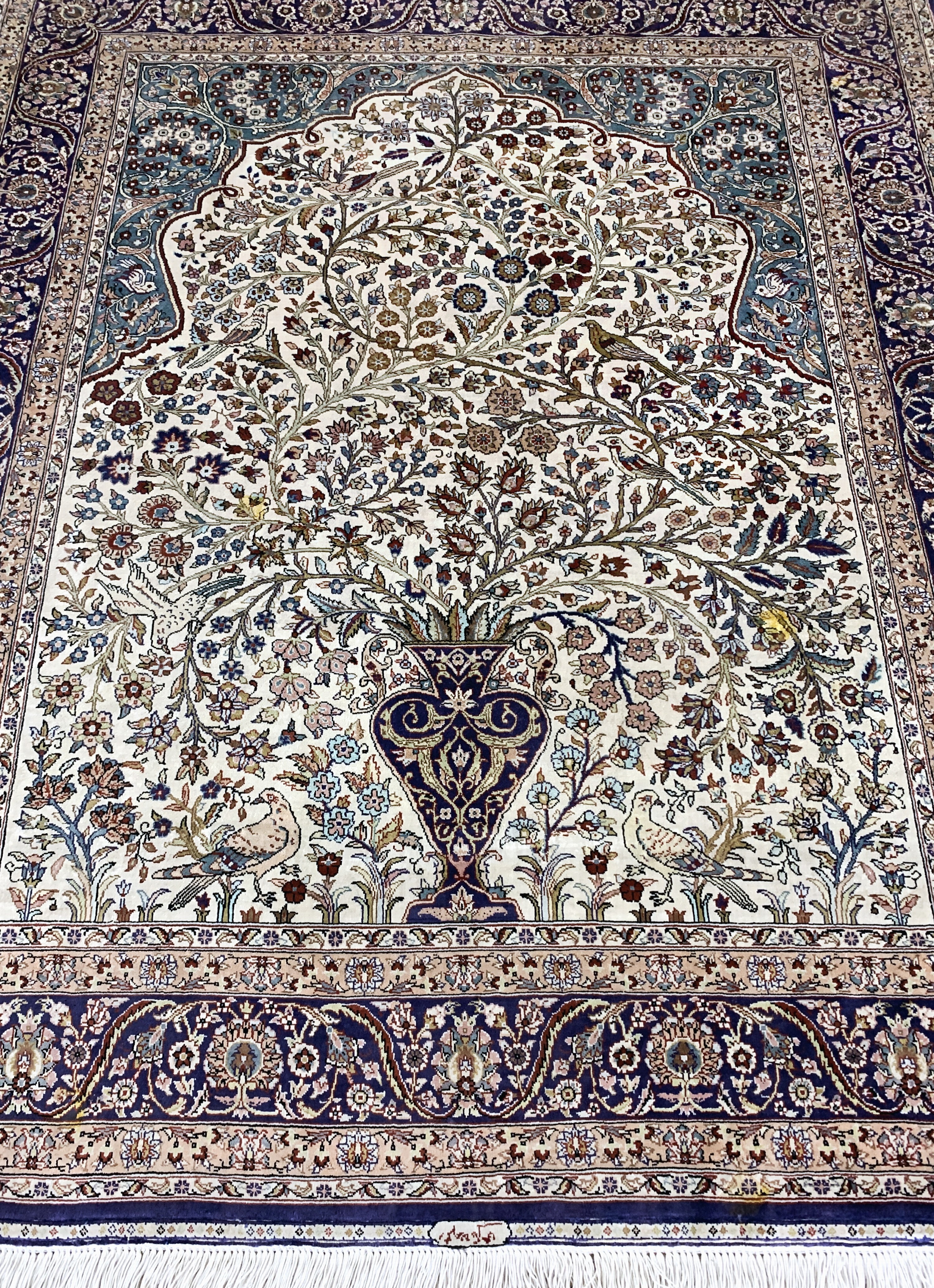 Detail e: Hereke Seide fein, China, Ende 20.Jhd, reine Naturseide, ca. 128 x 105 cm, ca. 1,0 Mio. Kn/qm, Reinigungsbedürftig, EHZ: 2(Fleck)