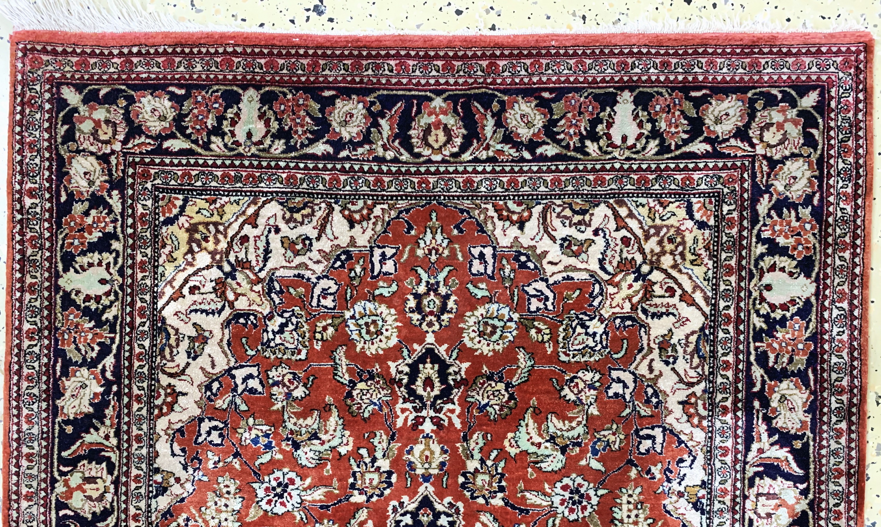 Detail a: Ghom Seide, Persien, Ende 20.Jhd, reine Naturseide, ca. 120 x 77 cm, leicht verfärbt, EHZ: 2