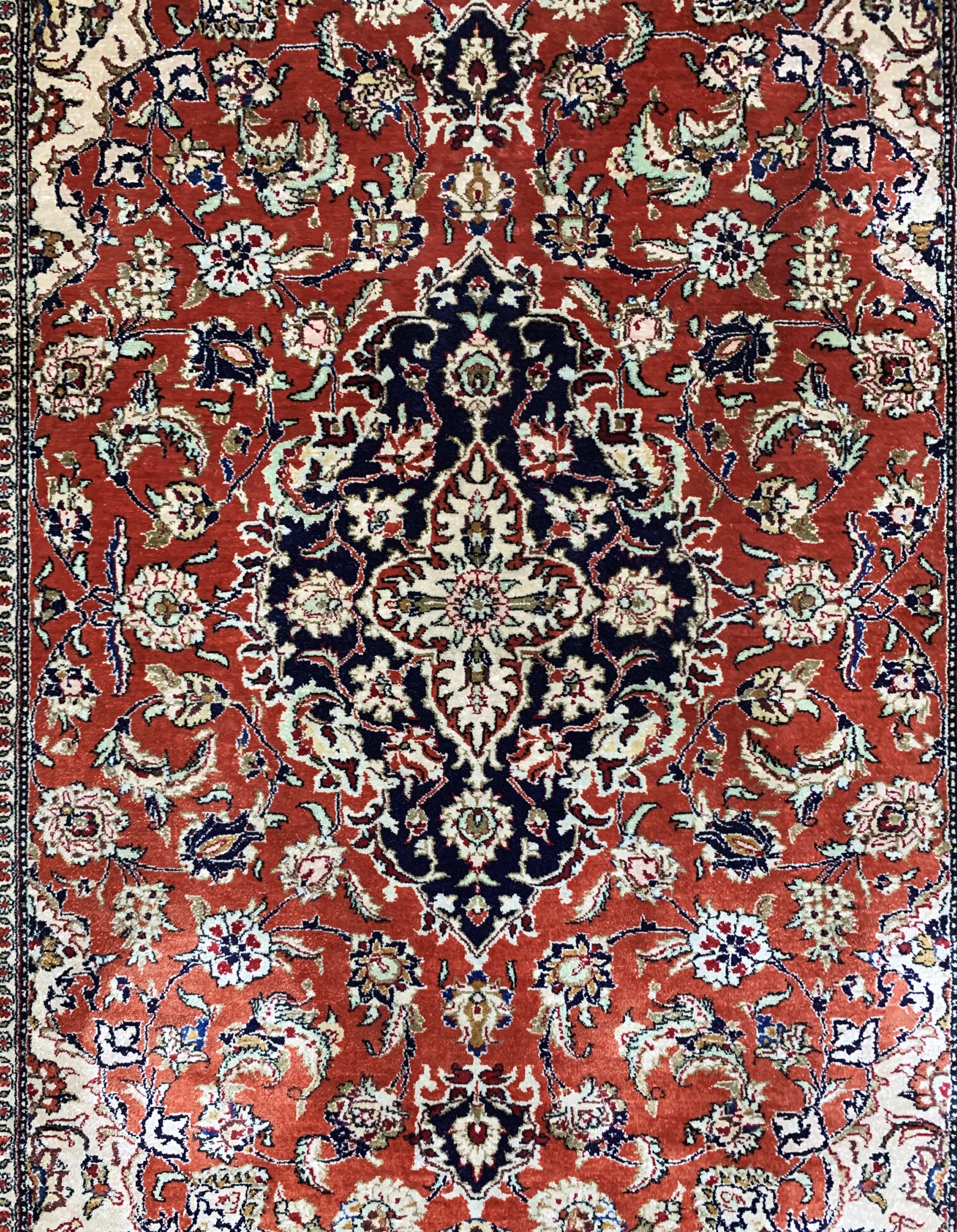Detail c: Ghom Seide, Persien, Ende 20.Jhd, reine Naturseide, ca. 120 x 77 cm, leicht verfärbt, EHZ: 2