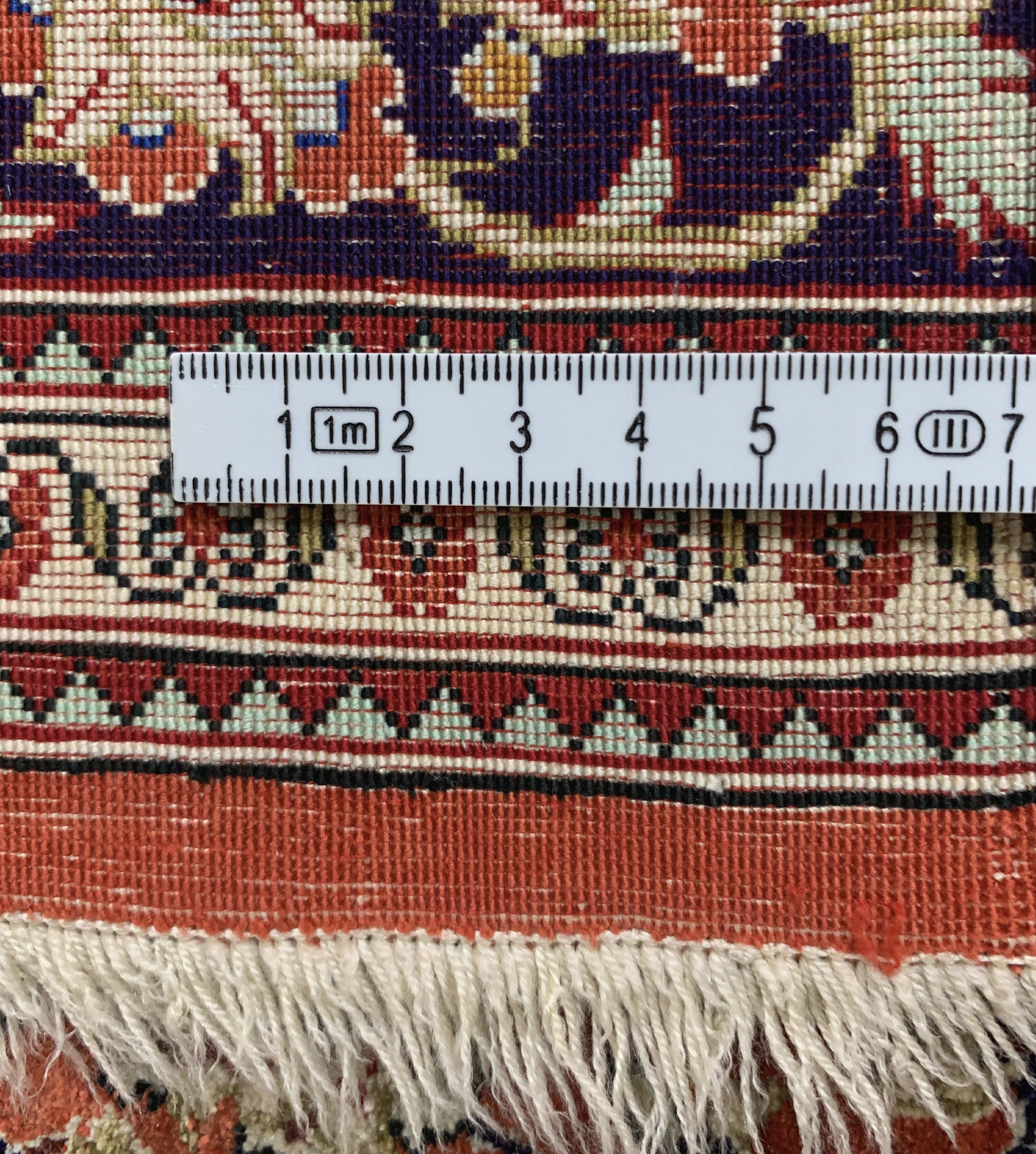 Detail e: Ghom Seide, Persien, Ende 20.Jhd, reine Naturseide, ca. 120 x 77 cm, leicht verfärbt, EHZ: 2