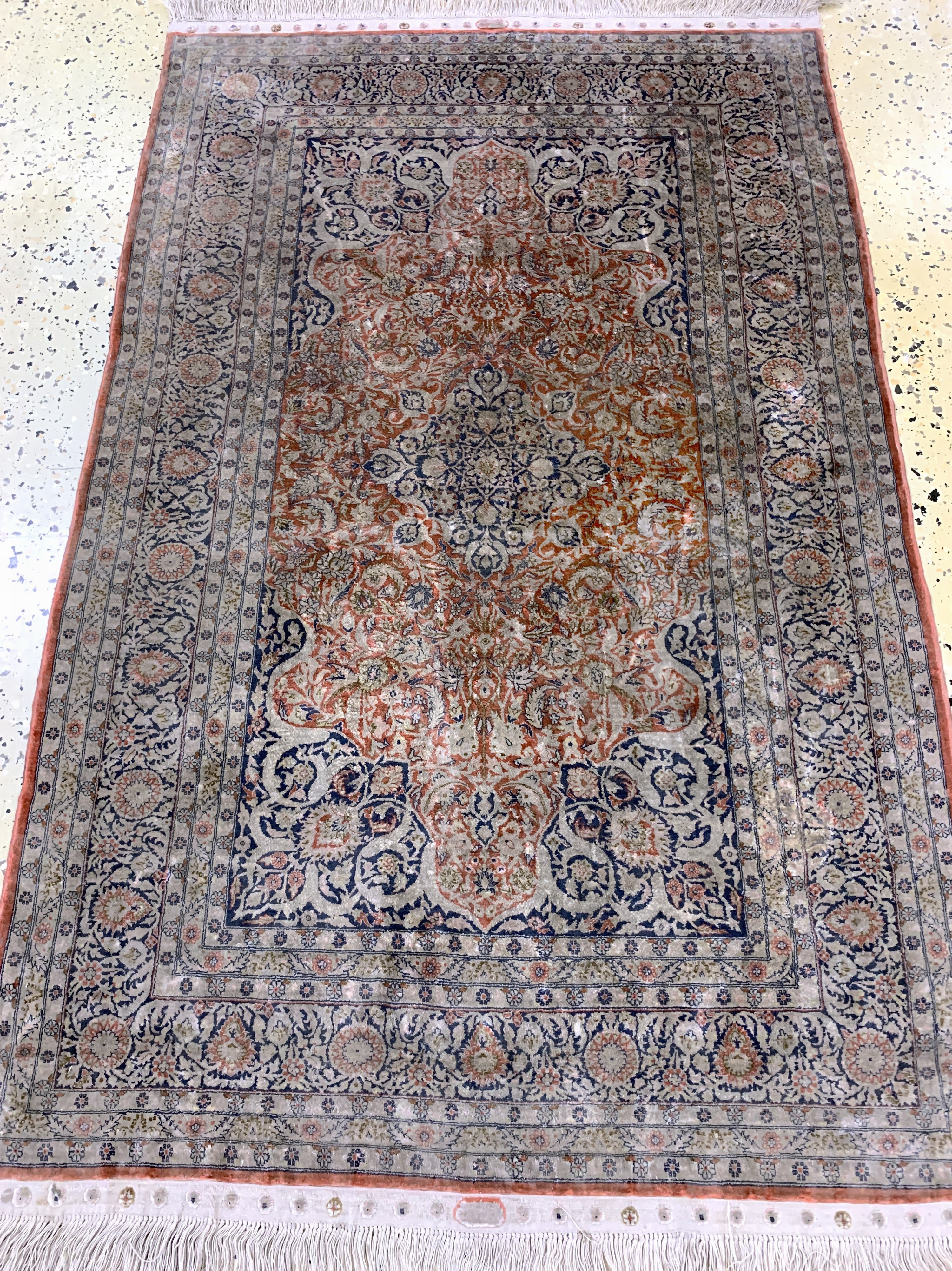 Detail d: Hereke Seide Sehr fein, China, Ende 20.Jhd,reine Naturseide, ca. 123 x 78 cm, ca. 1,7 Mio. Kn/qm, Reinigungsbedürftig, EHZ: 2