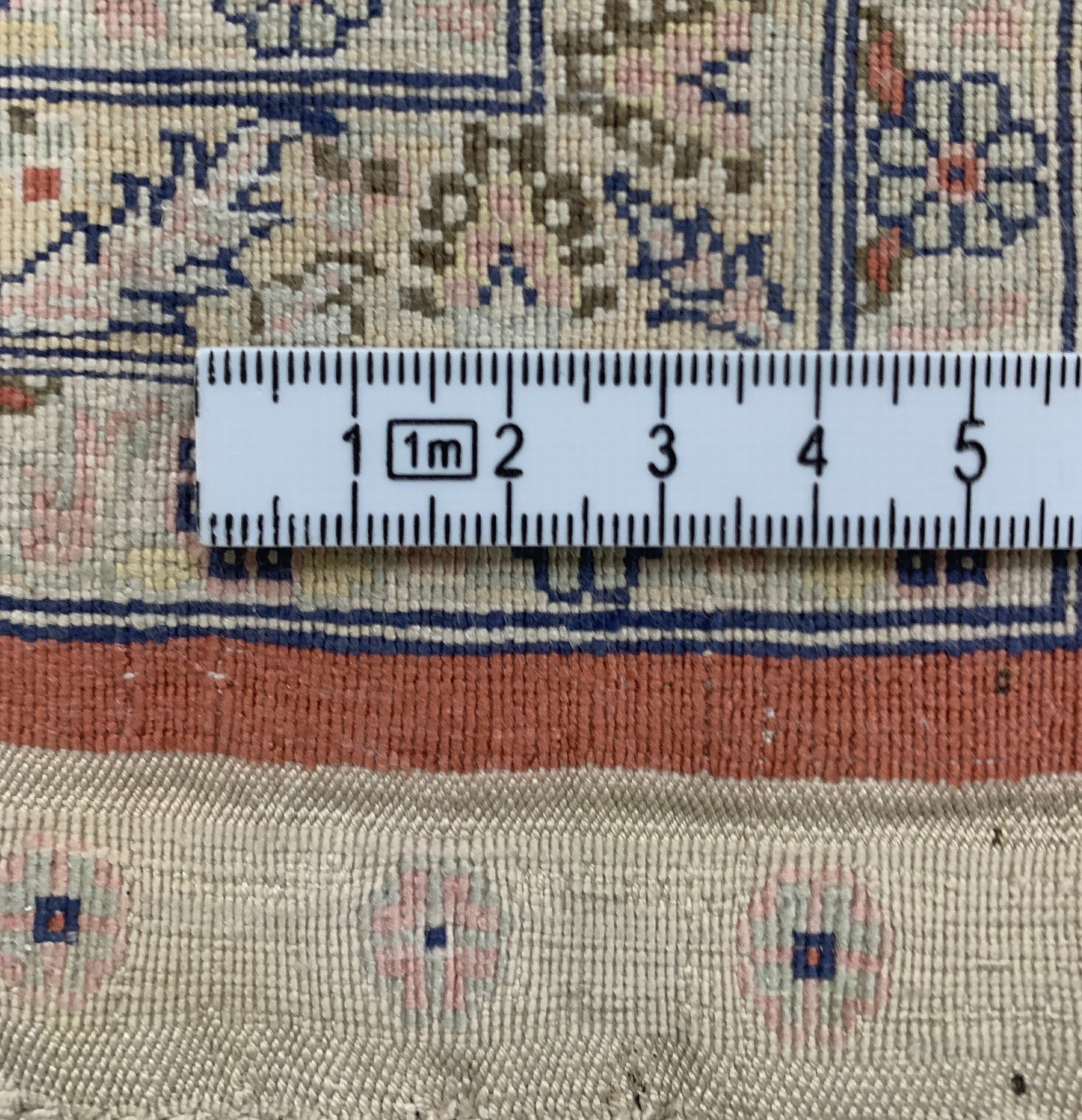 Detail e: Hereke Seide Sehr fein, China, Ende 20.Jhd,reine Naturseide, ca. 123 x 78 cm, ca. 1,7 Mio. Kn/qm, Reinigungsbedürftig, EHZ: 2