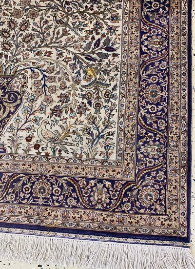 27109342b - Hereke Seide fein, China, Ende 20.Jhd, reine Naturseide, ca. 128 x 105 cm, ca. 1,0 Mio. ...
