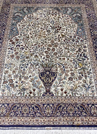 27109342e - Hereke Seide fein, China, Ende 20.Jhd, reine Naturseide, ca. 128 x 105 cm, ca. 1,0 Mio. ...