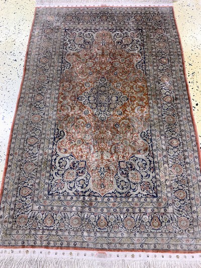 27109344d - Hereke Seide Sehr fein, China, Ende 20.Jhd,reine Naturseide, ca. 123 x 78 cm, ca. 1,7 ...