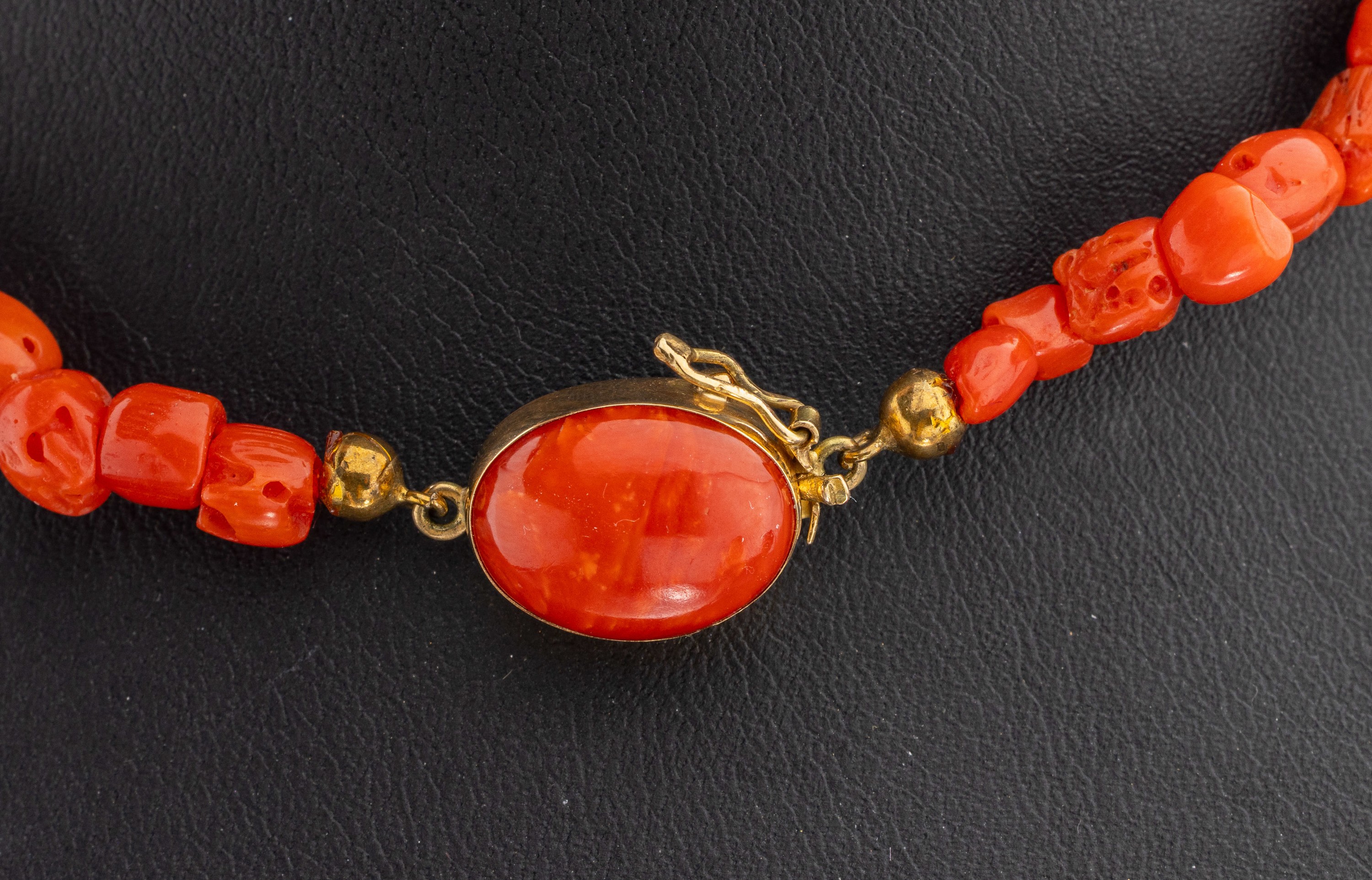 Detail a: Korallen-Collier mit 18 kt Gold Schließe, GG 750/000, Korallen im Verlauf, D. ca. 3.6-18.8 mm, L. ca. 82 cm, Kastenschloss mit Sicherheitsacht mit ...