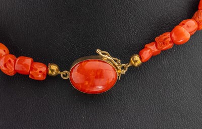27109415a - Korallen-Collier mit 18 kt Gold Schließe, GG 750/000, Korallen im Verlauf, D. ca. ...