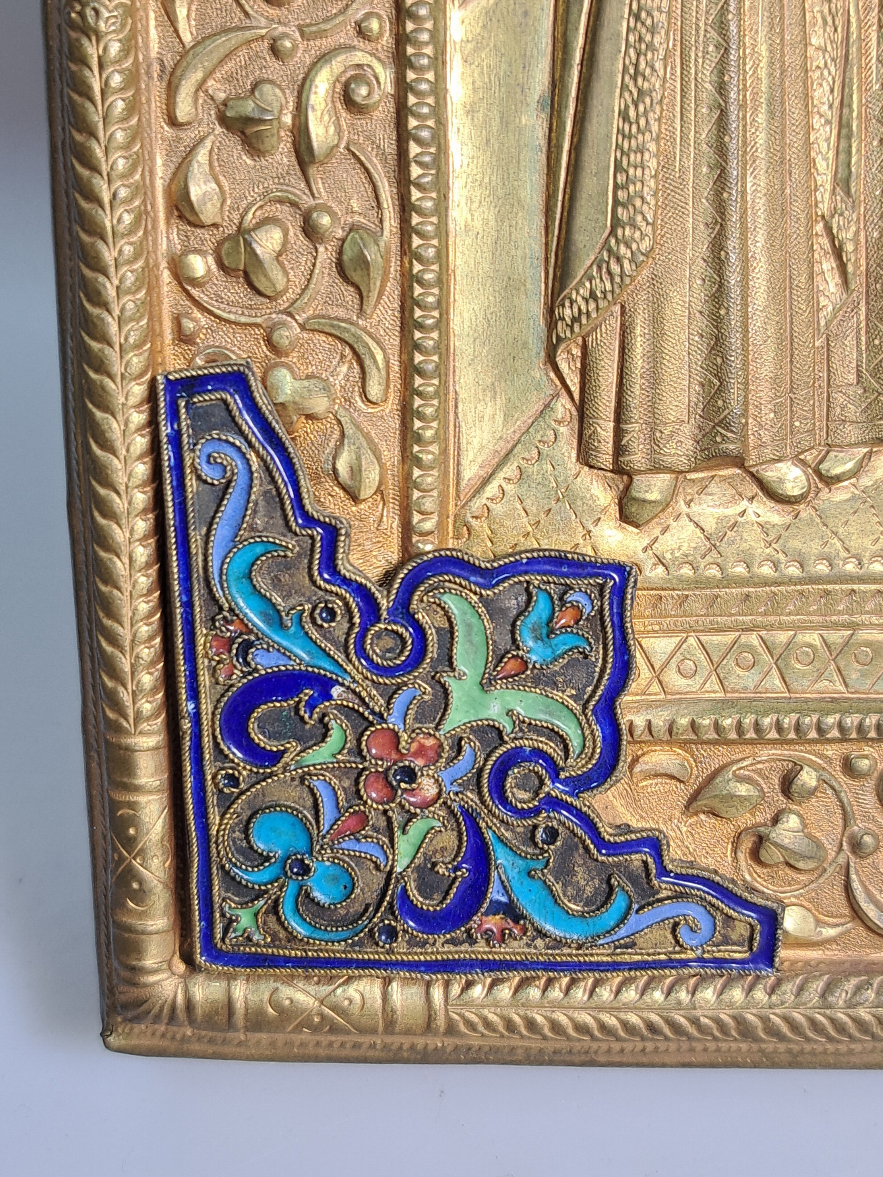 Detail d: Ikone, Russland, um 1900, Tempera auf Holz, reich geprägtes Messingoklad mit Applikationen in buntem Cloisonné-Email, ca. 31.5x27cm, mitExpertise ...