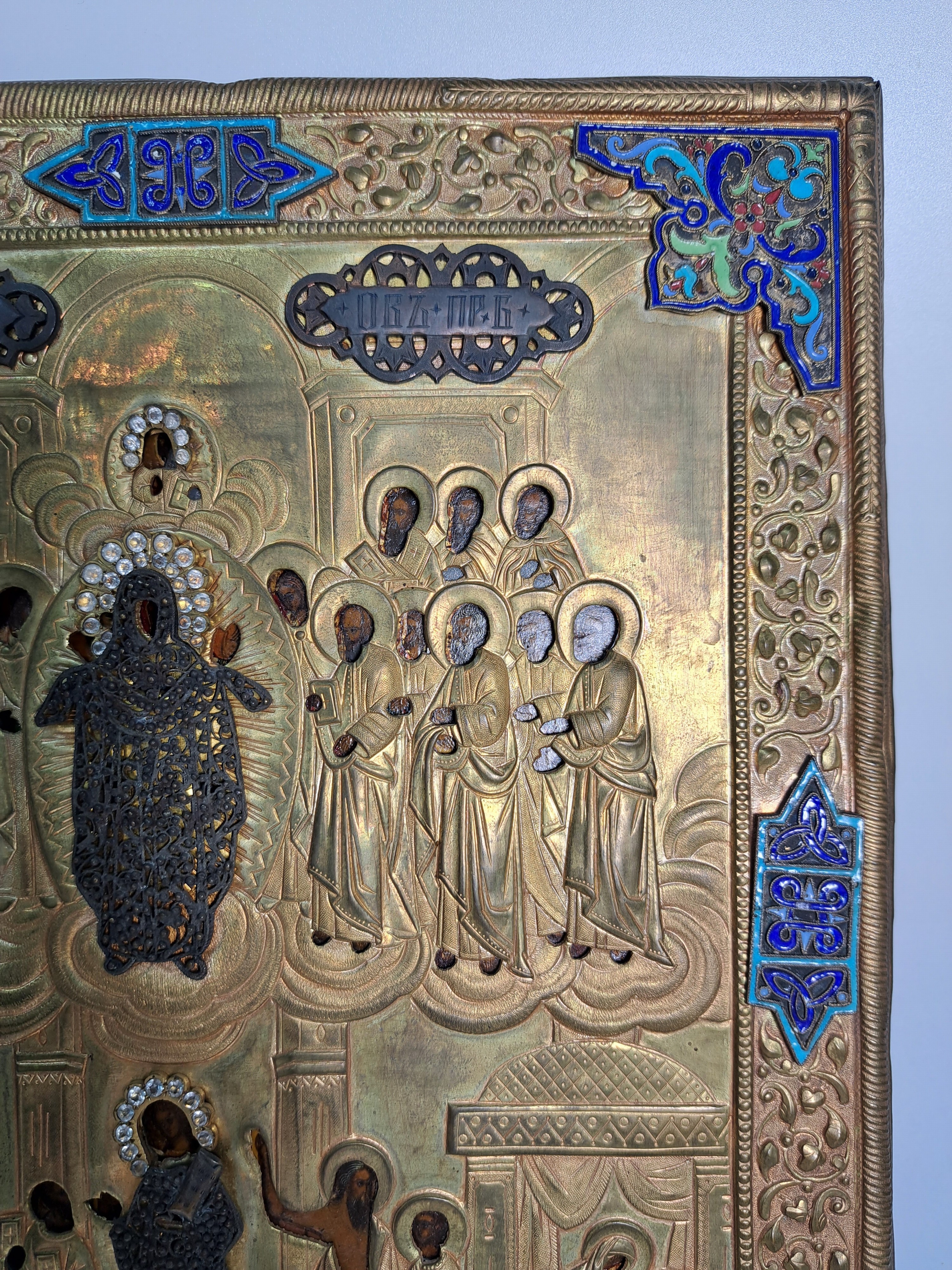 Detail e: Ikone, Russland, um 1900, Tempera auf Holz, reich geprägtes Messingoklad mit Applikationen in buntem Cloisonné-Email, ca. 31.5x27cm, mitExpertise ...