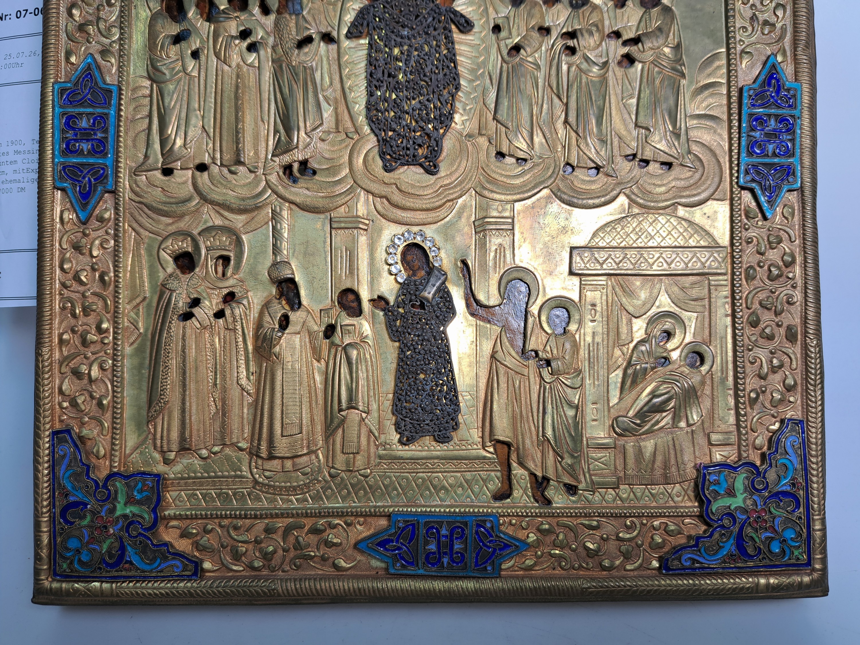 Detail g: Ikone, Russland, um 1900, Tempera auf Holz, reich geprägtes Messingoklad mit Applikationen in buntem Cloisonné-Email, ca. 31.5x27cm, mitExpertise ...