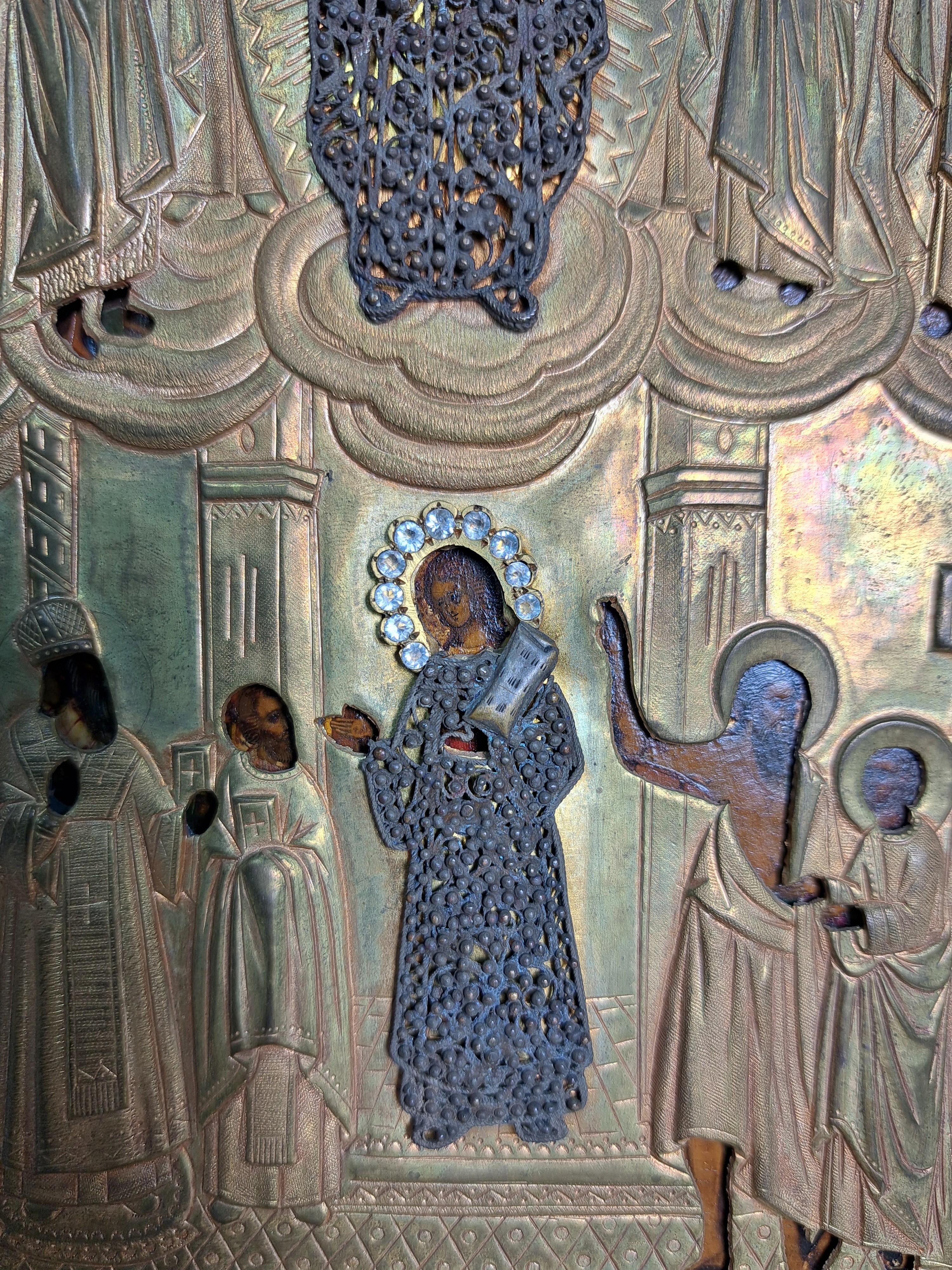 Detail h: Ikone, Russland, um 1900, Tempera auf Holz, reich geprägtes Messingoklad mit Applikationen in buntem Cloisonné-Email, ca. 31.5x27cm, mitExpertise ...