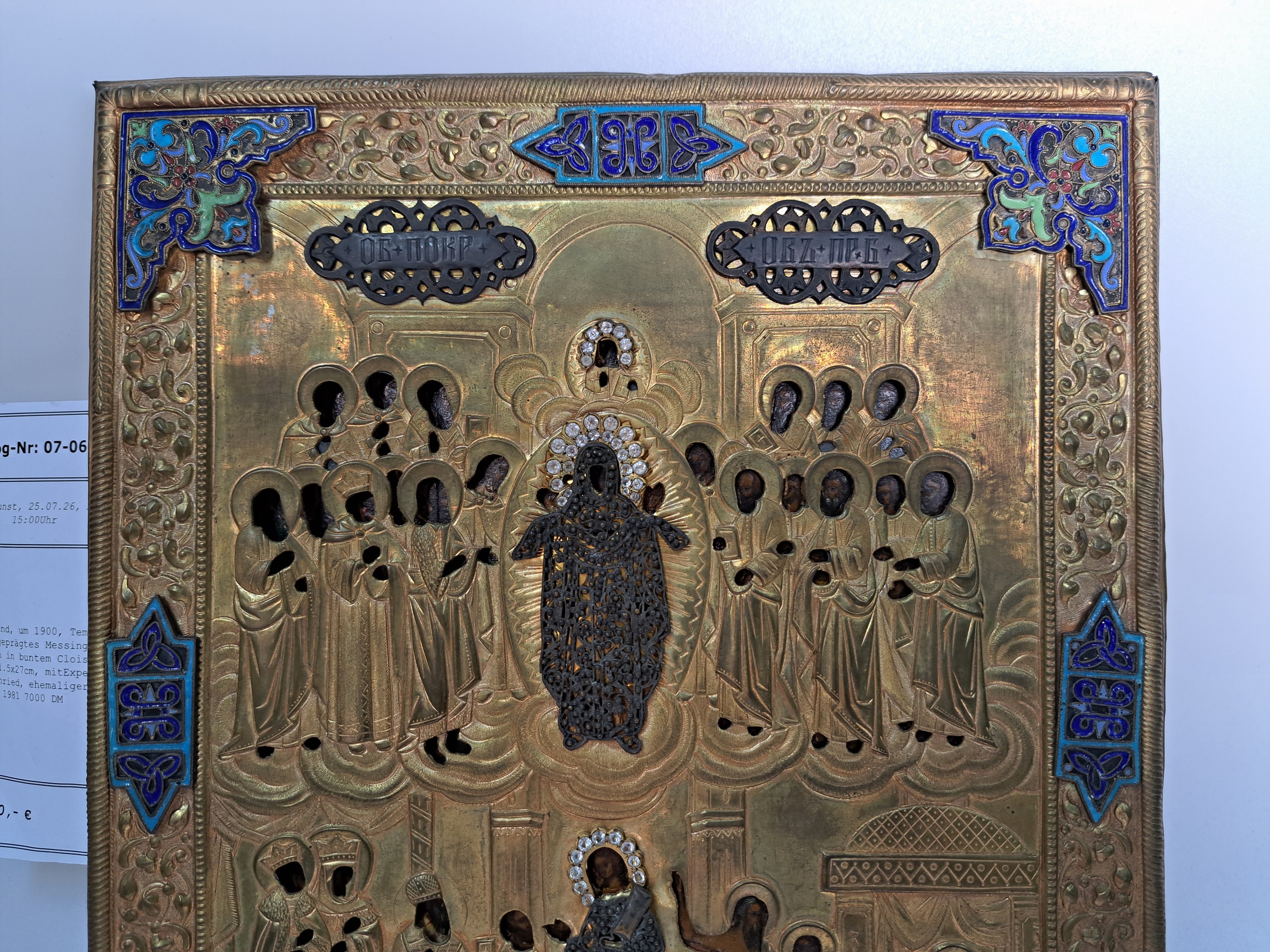 Detail i: Ikone, Russland, um 1900, Tempera auf Holz, reich geprägtes Messingoklad mit Applikationen in buntem Cloisonné-Email, ca. 31.5x27cm, mitExpertise ...
