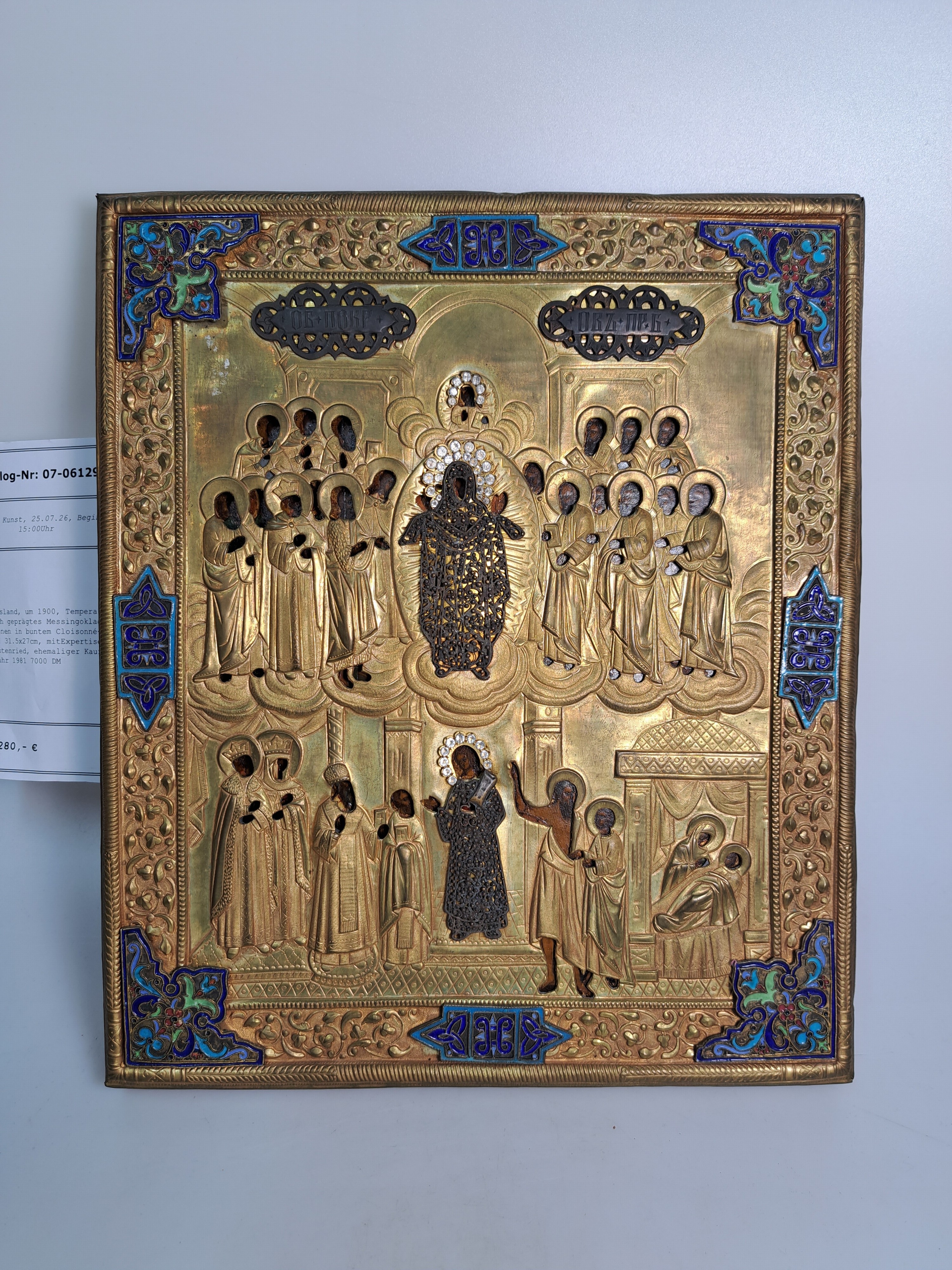Detail j: Ikone, Russland, um 1900, Tempera auf Holz, reich geprägtes Messingoklad mit Applikationen in buntem Cloisonné-Email, ca. 31.5x27cm, mitExpertise ...