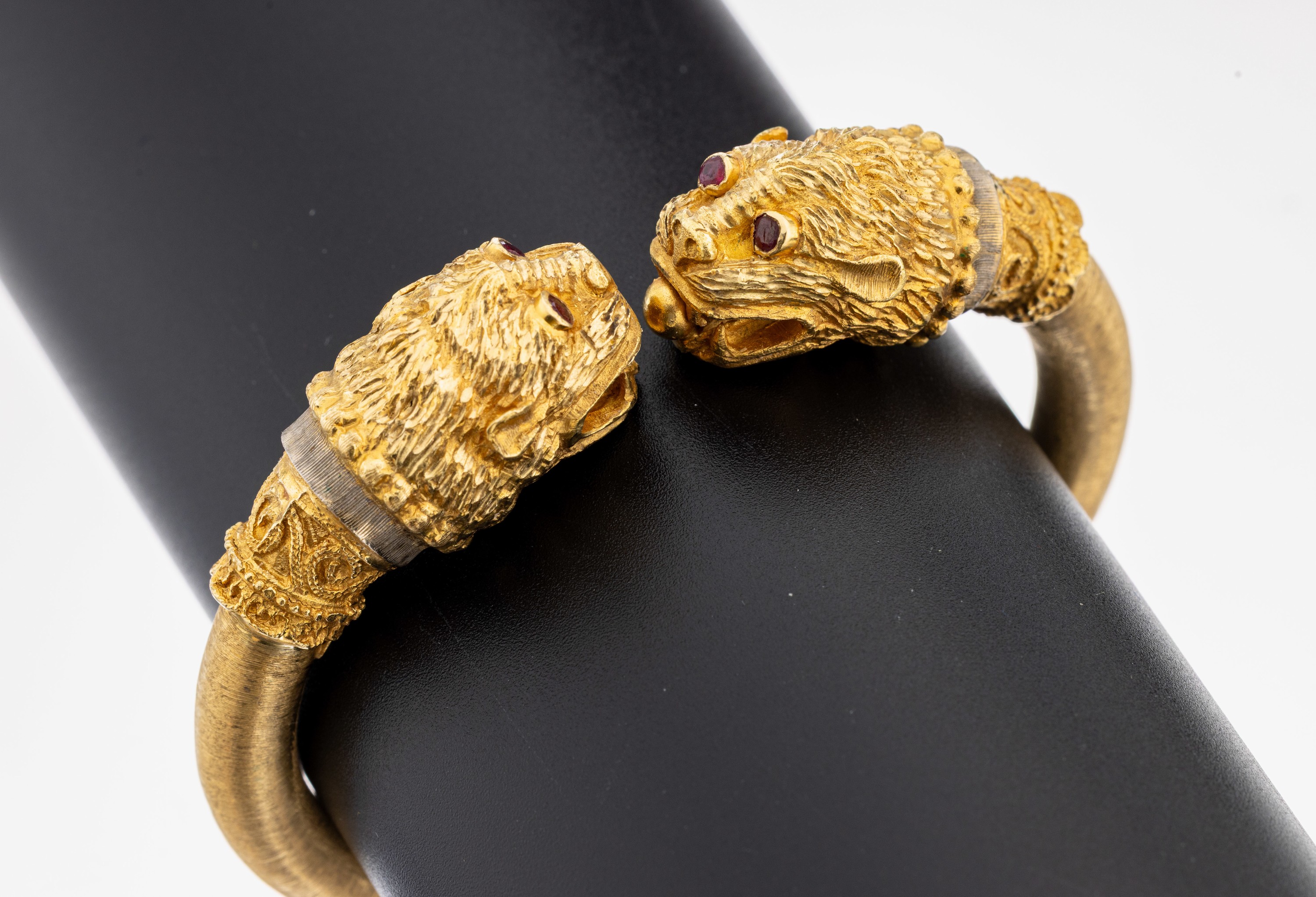 Image 27109566 - 18 kt Gold Rubin-Armreif, GG 750/000, stilisierte Fabelwesenköpfe, Augen ...