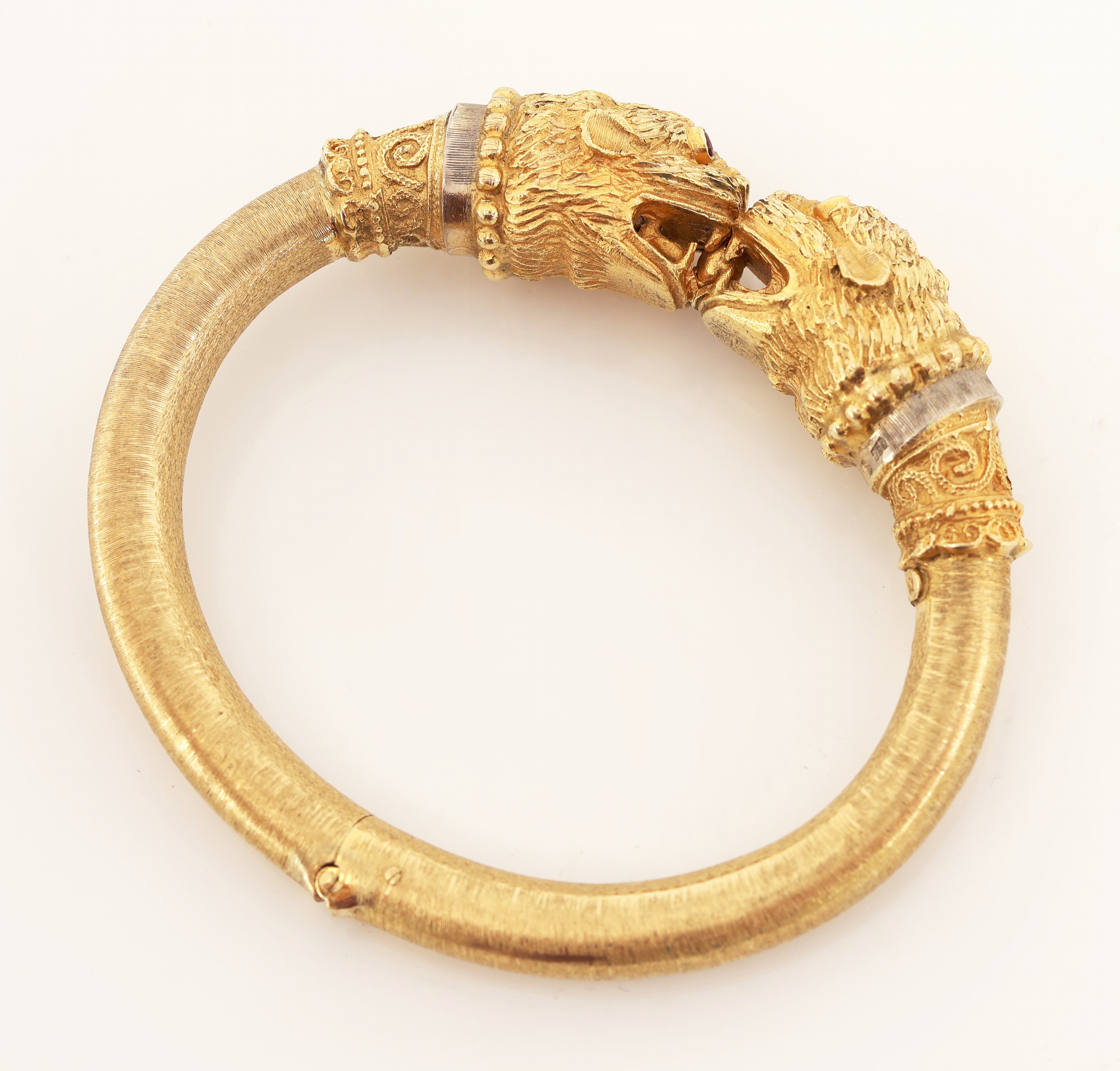 Detail a: 18 kt Gold Rubin-Armreif, GG 750/000, stilisierte Fabelwesenköpfe, Augen rundfacett.Rubine, offen gearbeitet, Klappscharnier, wohlhohl, ca. 46 g
