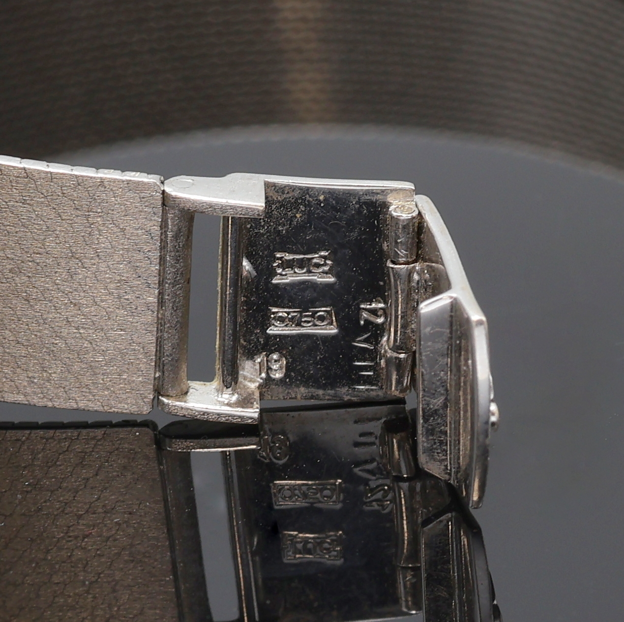 Detail b: CHOPARD Damenarmbanduhr in WG 750/000 mit Diamanten Referenz 5092 1, Schweiz um 1970, Handaufzug, orig. Goldband, Boden aufgedr., Lünette aufw. m. ...