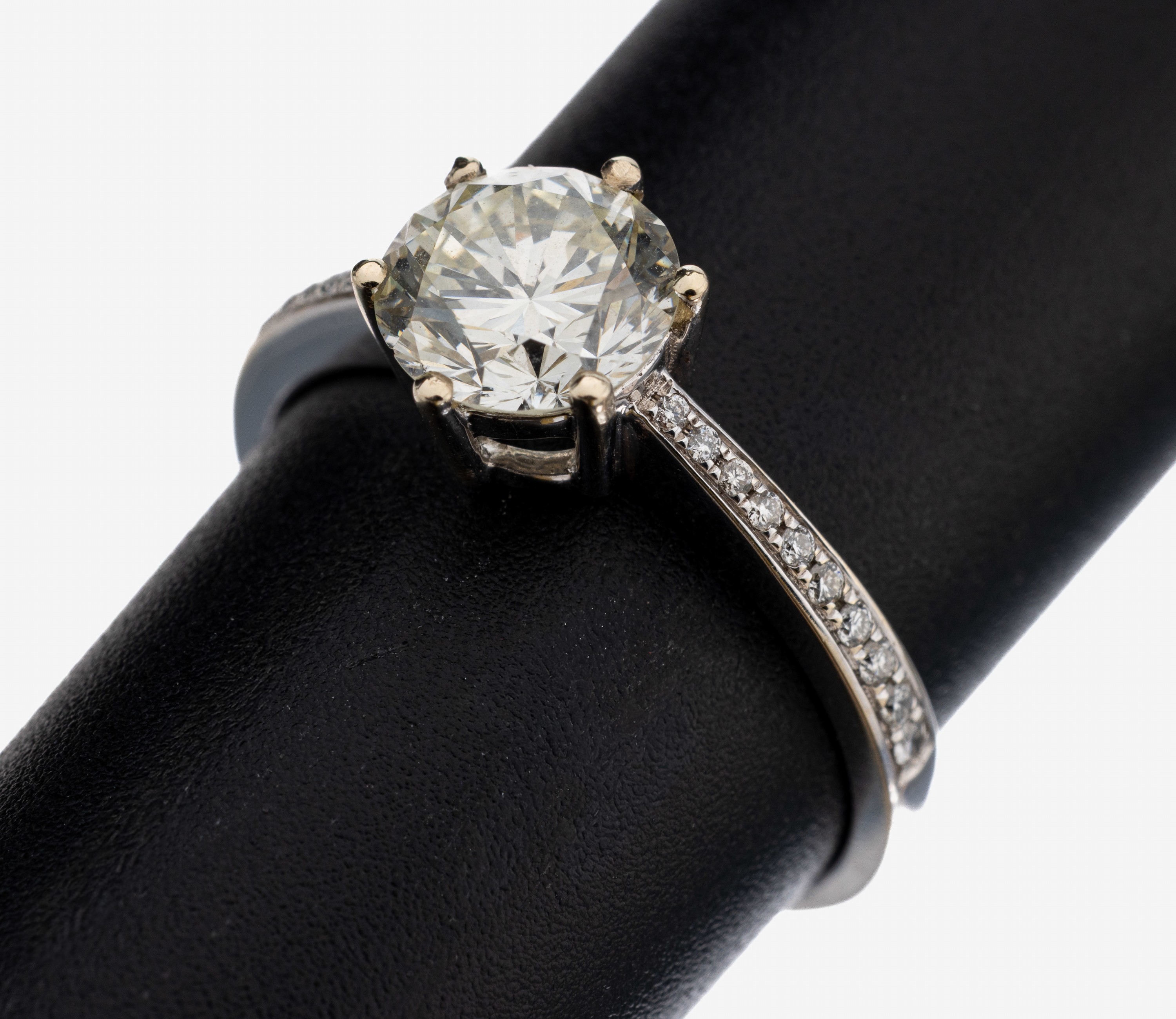 Image 27109577 - 18 kt Gold Brillant-Ring, WG 750/000, mittig Brillant ca. 1.58 ct get.Weiß/si, ...