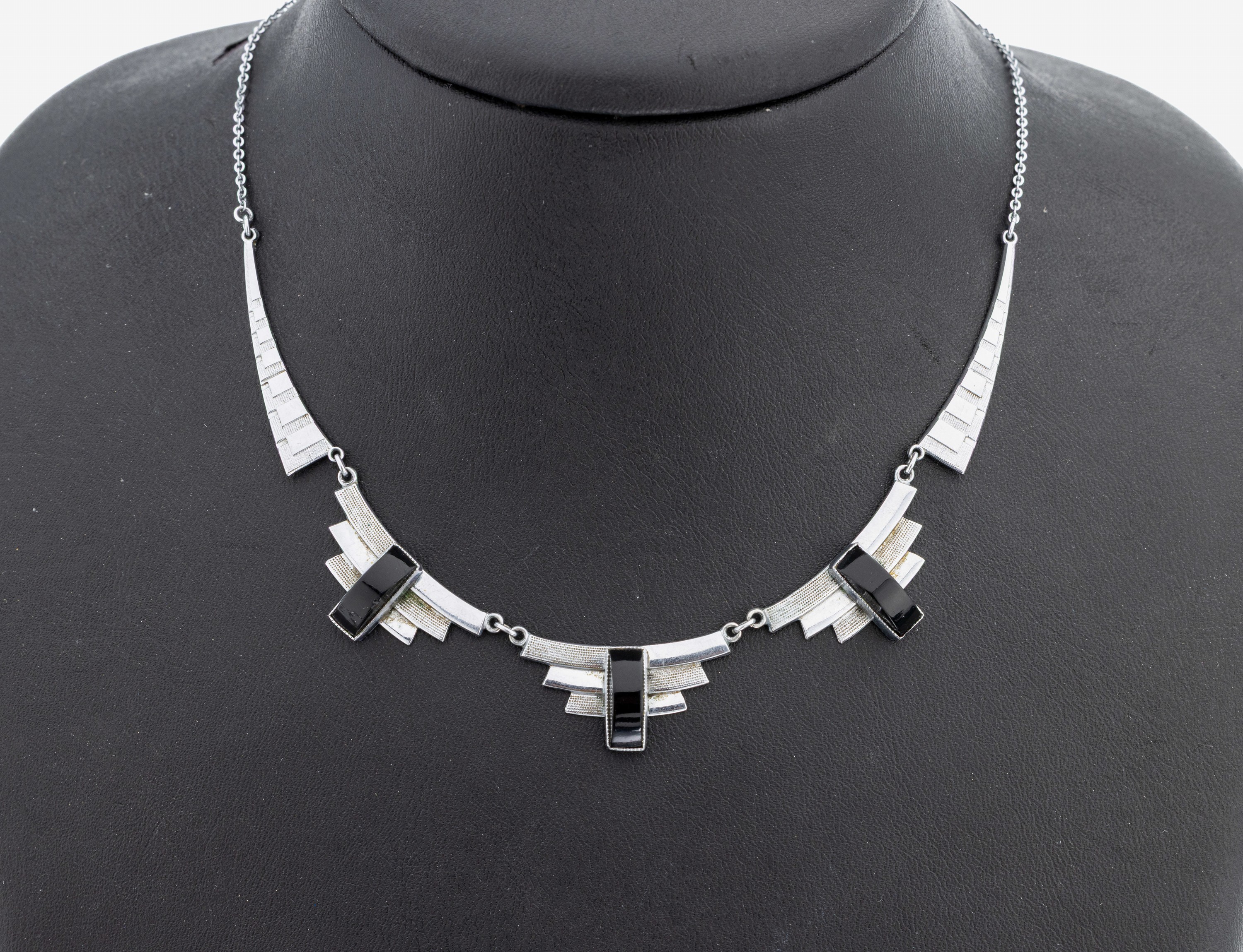 Image 27109584 - Platin Art Deco Onyx-Collier, um 1930, Pt gepr., geometrische Ausführung, ...
