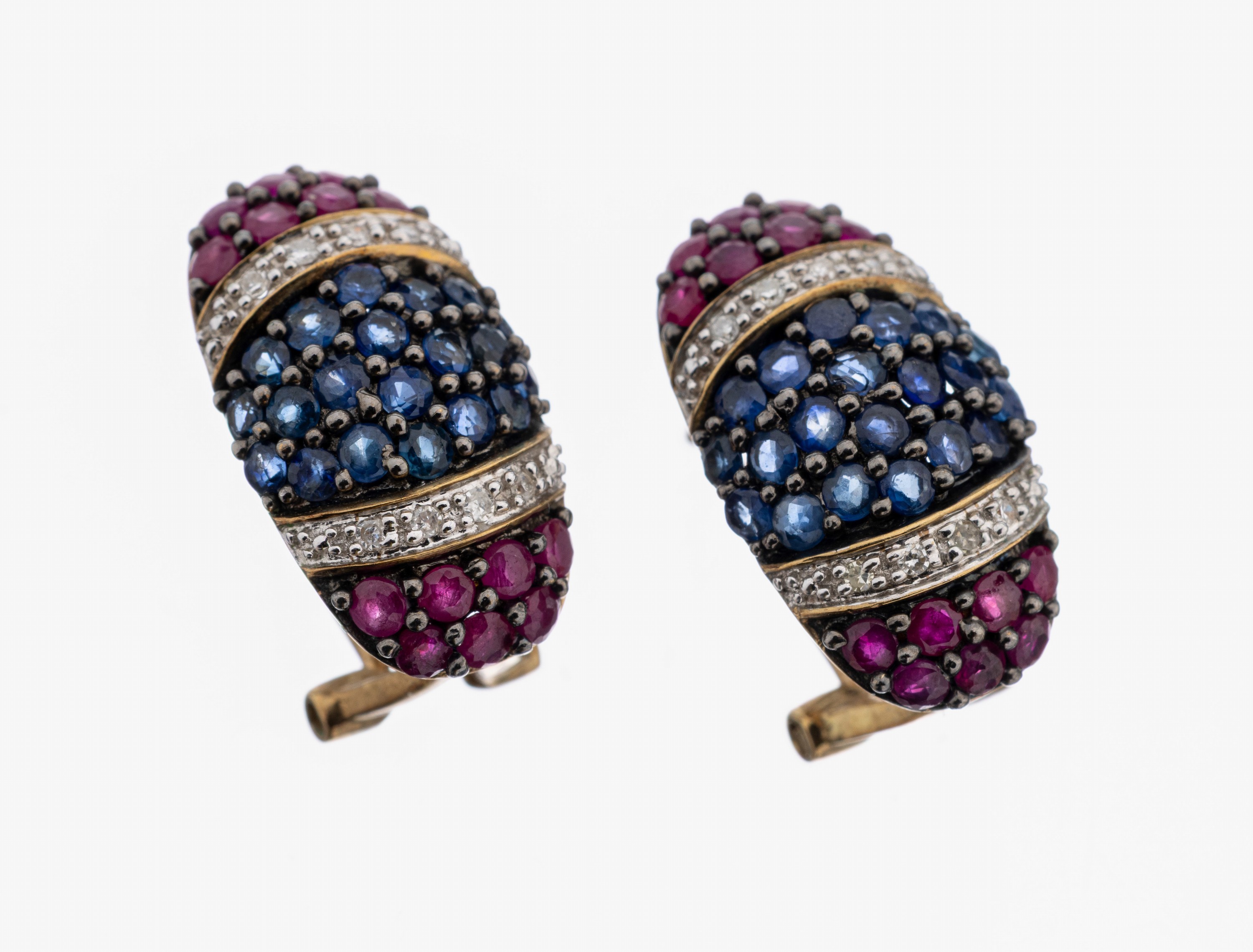 Paar 9 kt Gold Rubin-Saphir-Diamant- Ohrstecker, GG 375/000, rundfacett. Rubine und Saphire zus. ca. 0.80 ct, 8/8-Diamanten zus. ca. 0.10 ct ...