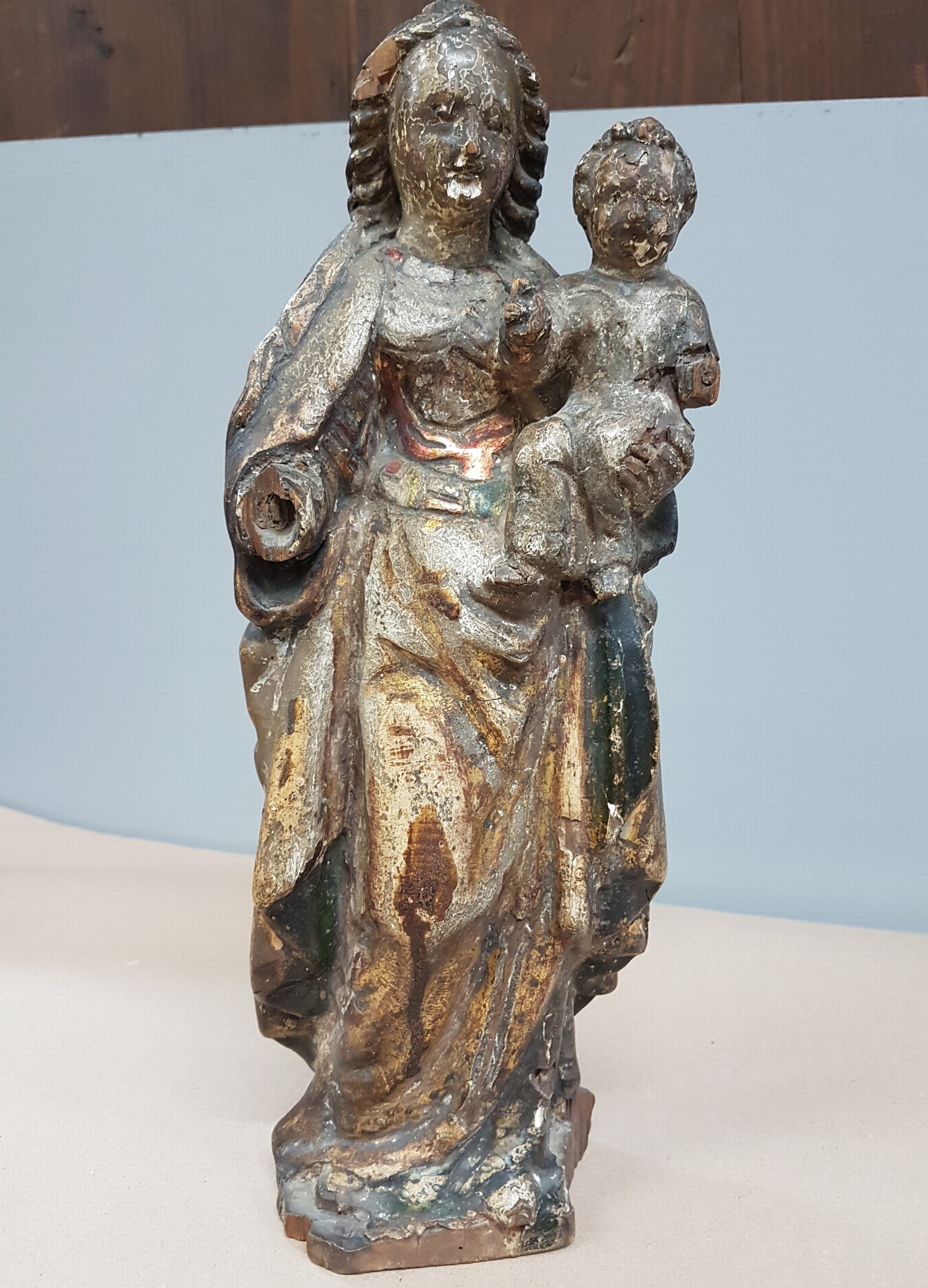 Detail a: Bildschnitzerei der Muttergottes, 18.Jh., Holz vollplastisch geschnitzt, mindestens zwei farbige Fassungen, fragmentarisch, Reste alter Vergoldung, ...