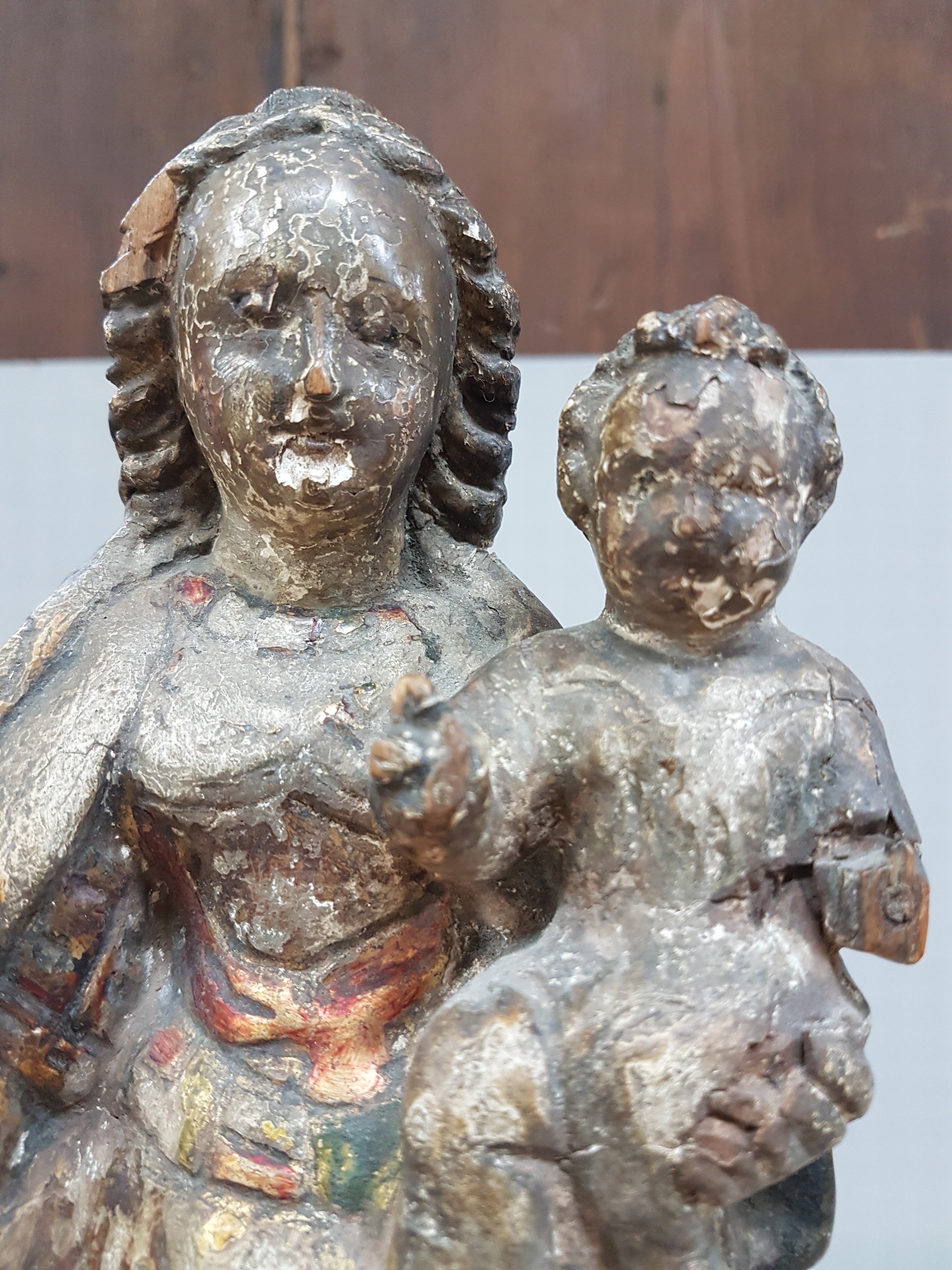 Detail e: Bildschnitzerei der Muttergottes, 18.Jh., Holz vollplastisch geschnitzt, mindestens zwei farbige Fassungen, fragmentarisch, Reste alter Vergoldung, ...