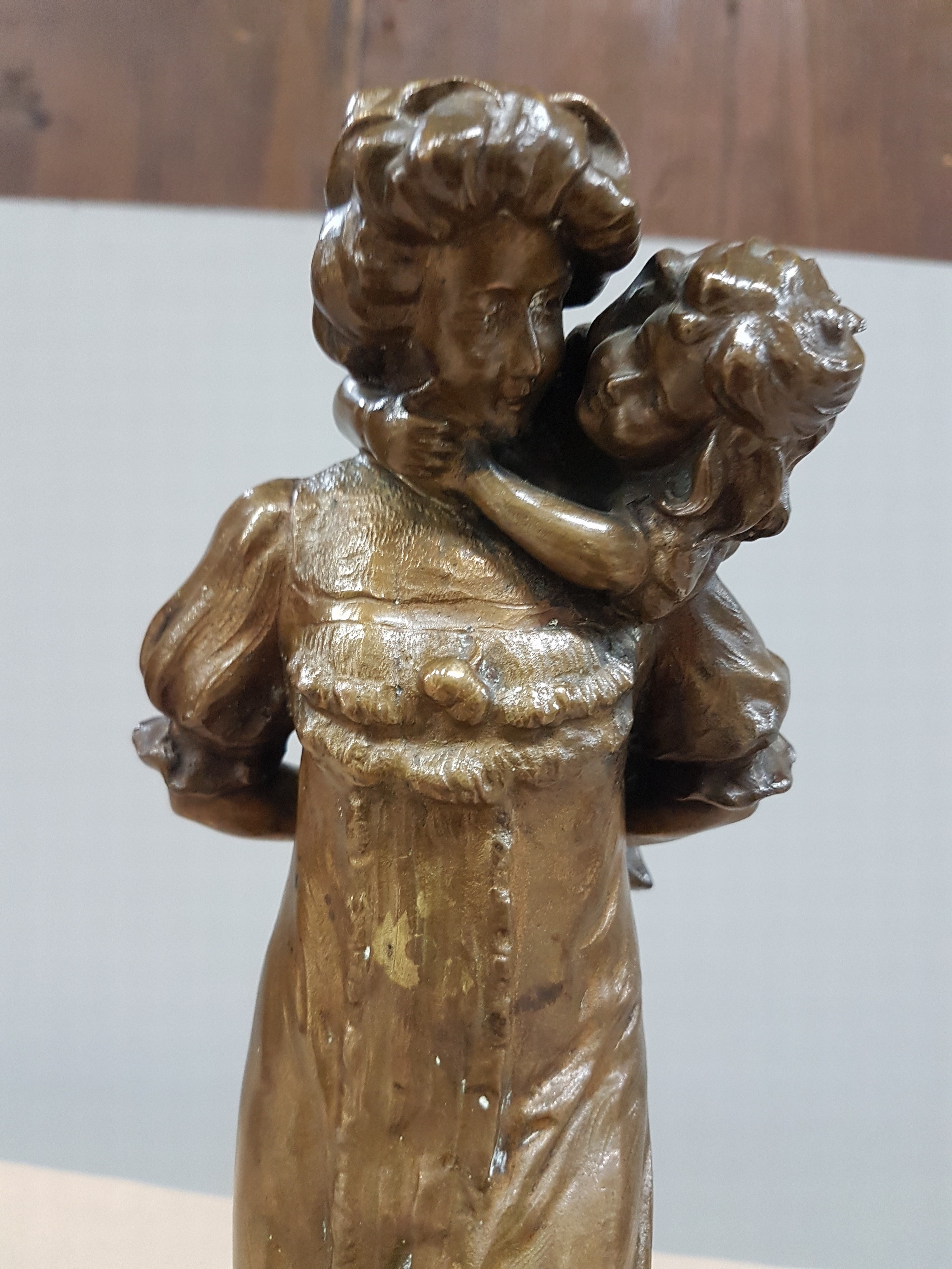 Detail b: Emilio Zago (bzw. Emil/Emile Zago), Bronzeskulptur, Mutter ihre Tochter Huckepack tragend, Stempel K.K. Kunsterzgießerei Wien, Entwurf um 1900, ...