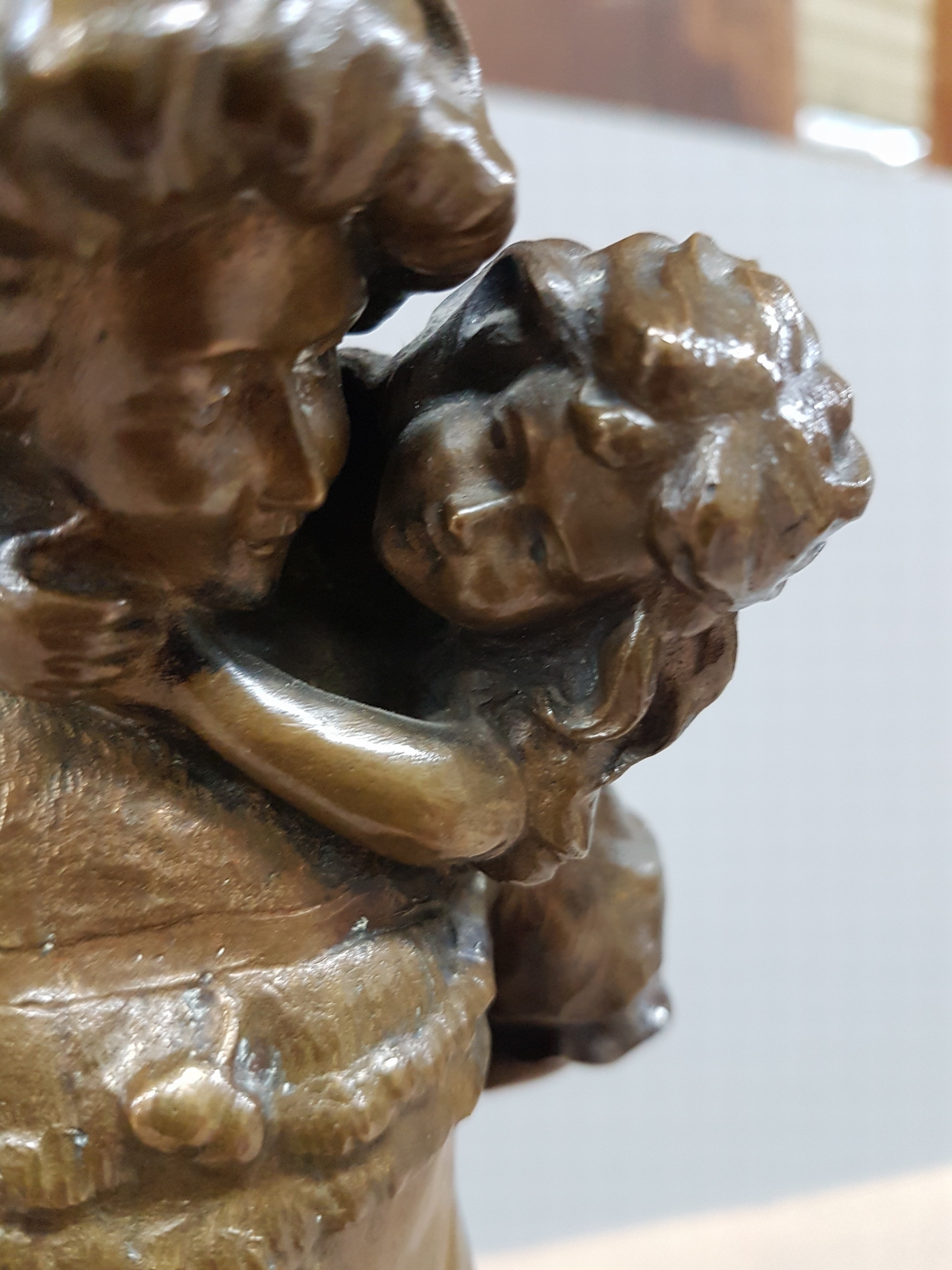 Detail c: Emilio Zago (bzw. Emil/Emile Zago), Bronzeskulptur, Mutter ihre Tochter Huckepack tragend, Stempel K.K. Kunsterzgießerei Wien, Entwurf um 1900, ...