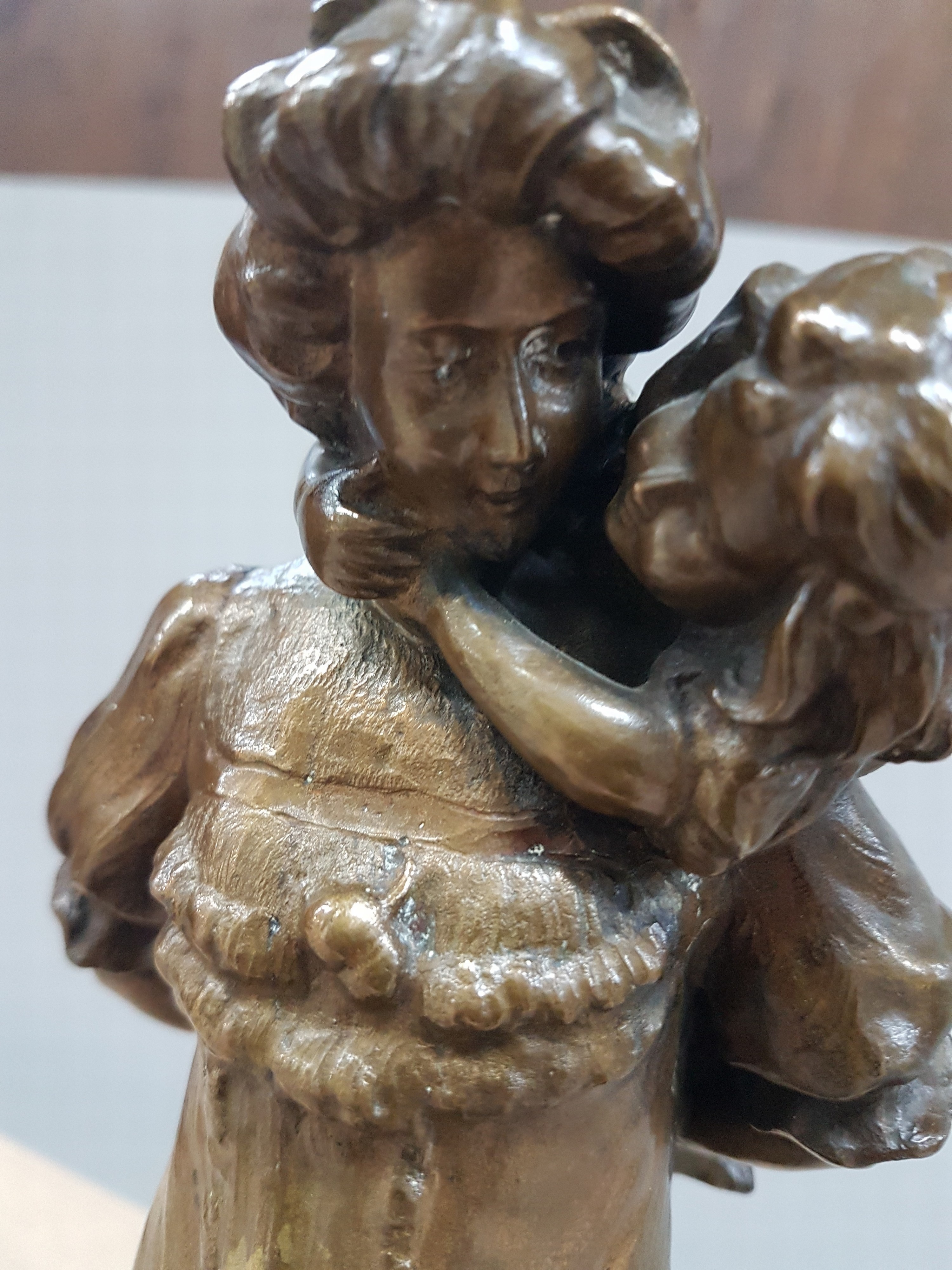 Detail d: Emilio Zago (bzw. Emil/Emile Zago), Bronzeskulptur, Mutter ihre Tochter Huckepack tragend, Stempel K.K. Kunsterzgießerei Wien, Entwurf um 1900, ...