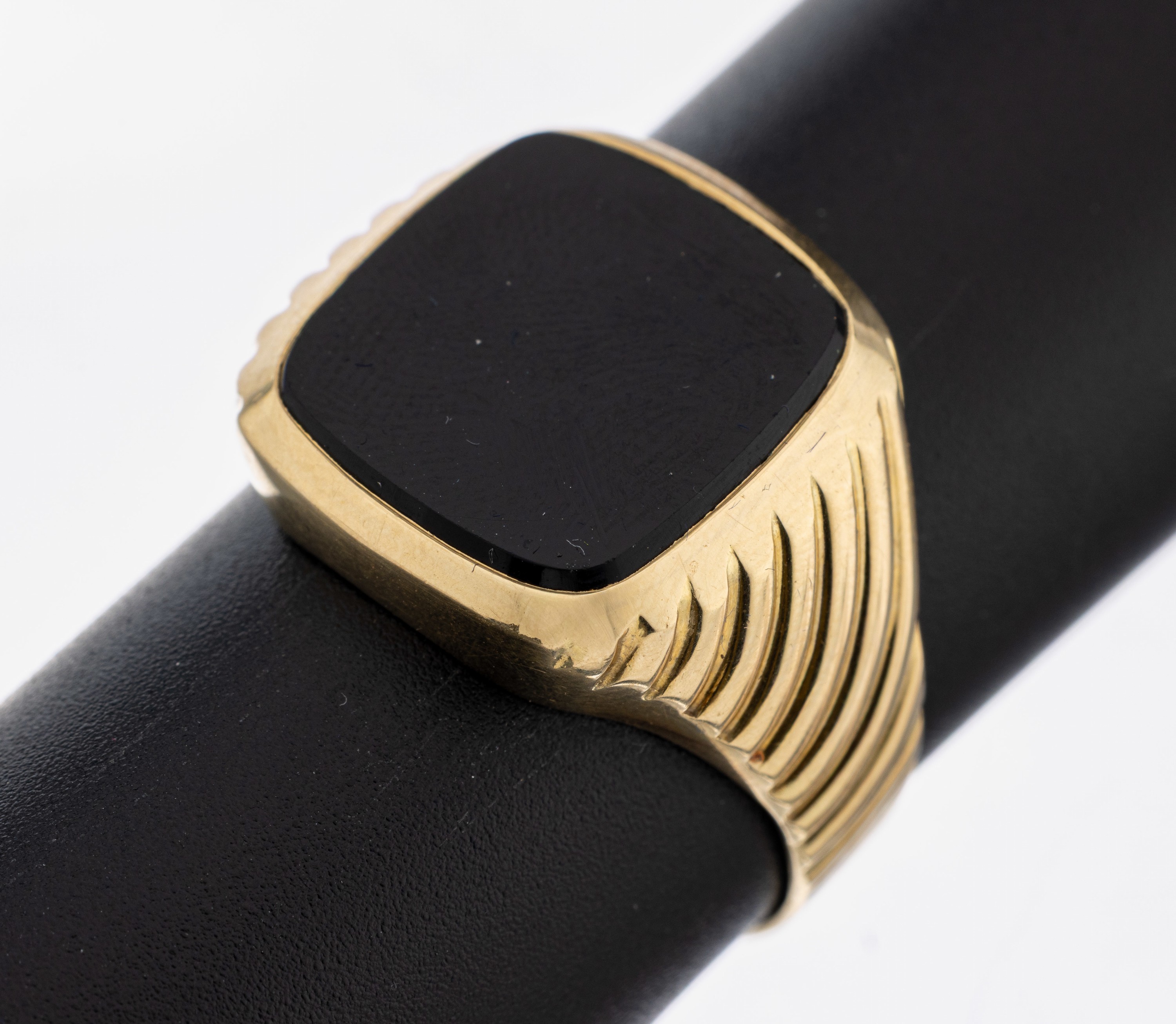 14 kt Gold Onyx-Siegelring, GG 585/000, freie Onyxplatte, Ringschultern gerillt, RW 68, ca. 6.7 g