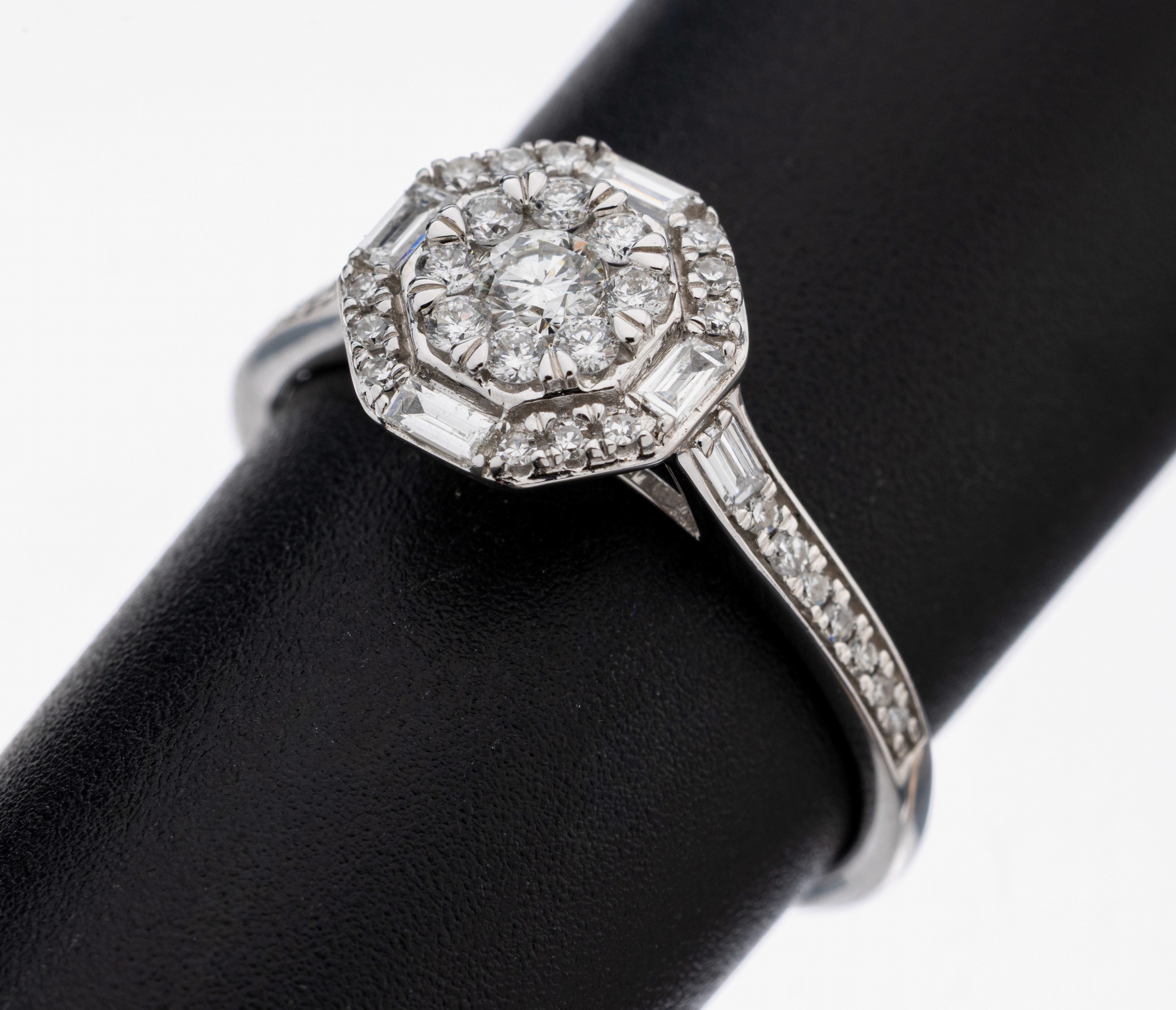 Image 27109649 - 18 kt Gold Diamant-Ring, WG 750/000, Brillanten, Diamantbaguettes und 8/8-Diamantenzus. ...