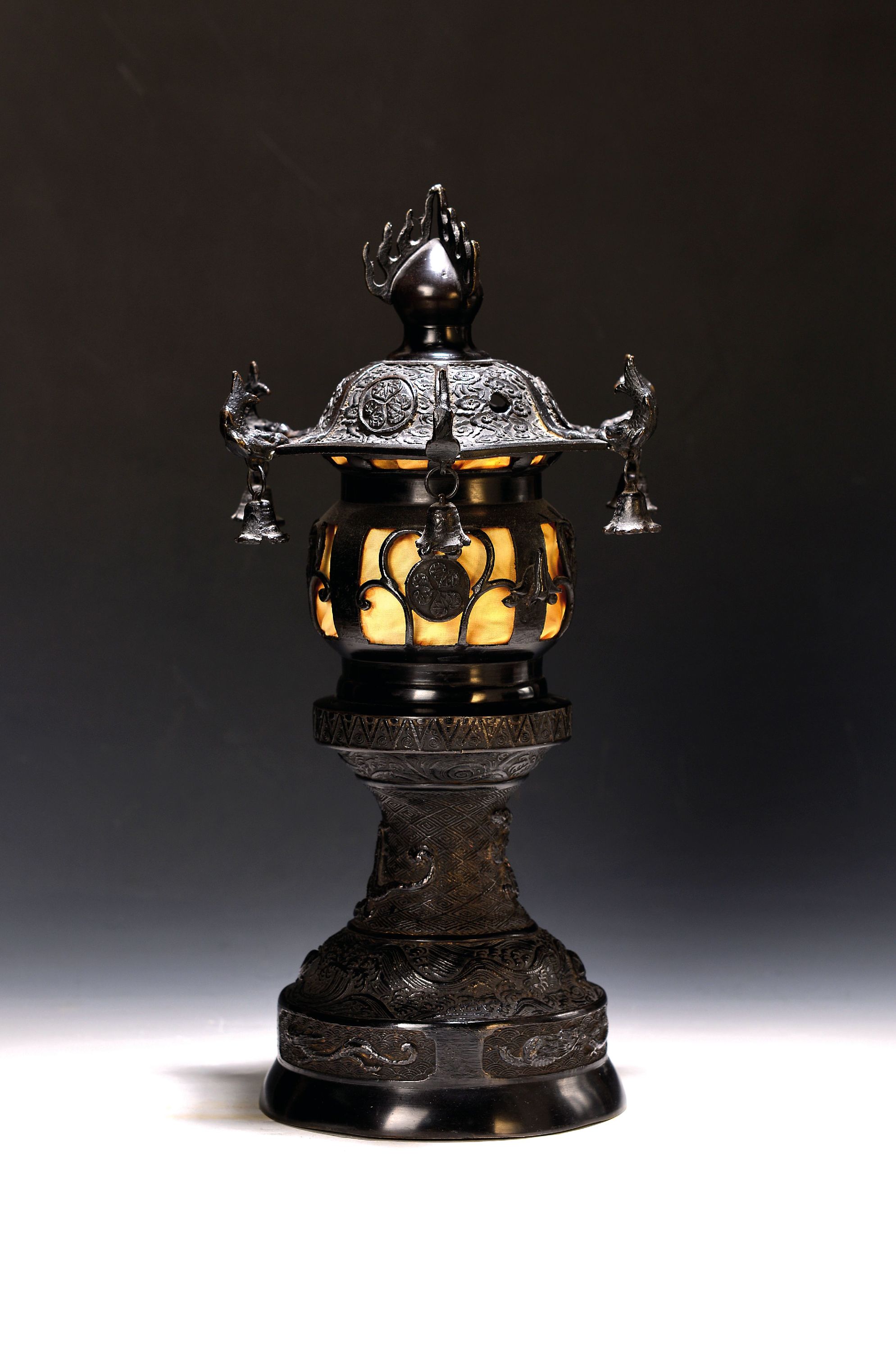 Image 27109658 - Pagodenlampe, China, 20.Jh., geschwärzter Bronzekorpus, gemodelter Reliefdekor, 1 ...