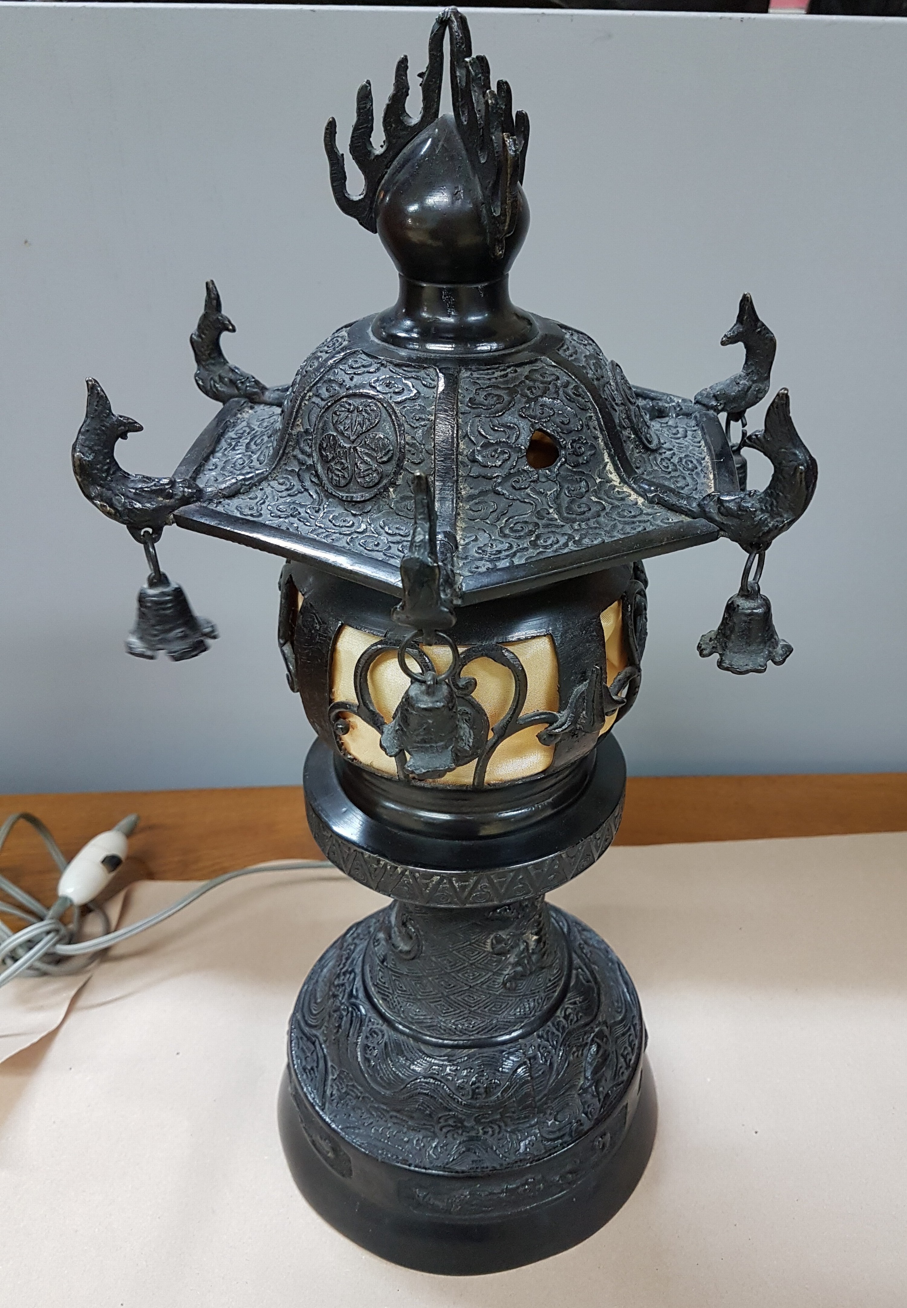 Detail a: Pagodenlampe, China, 20.Jh., geschwärzter Bronzekorpus, gemodelter Reliefdekor, 1 Brennstelle, Elektr. nicht geprüft, H. 40 cm