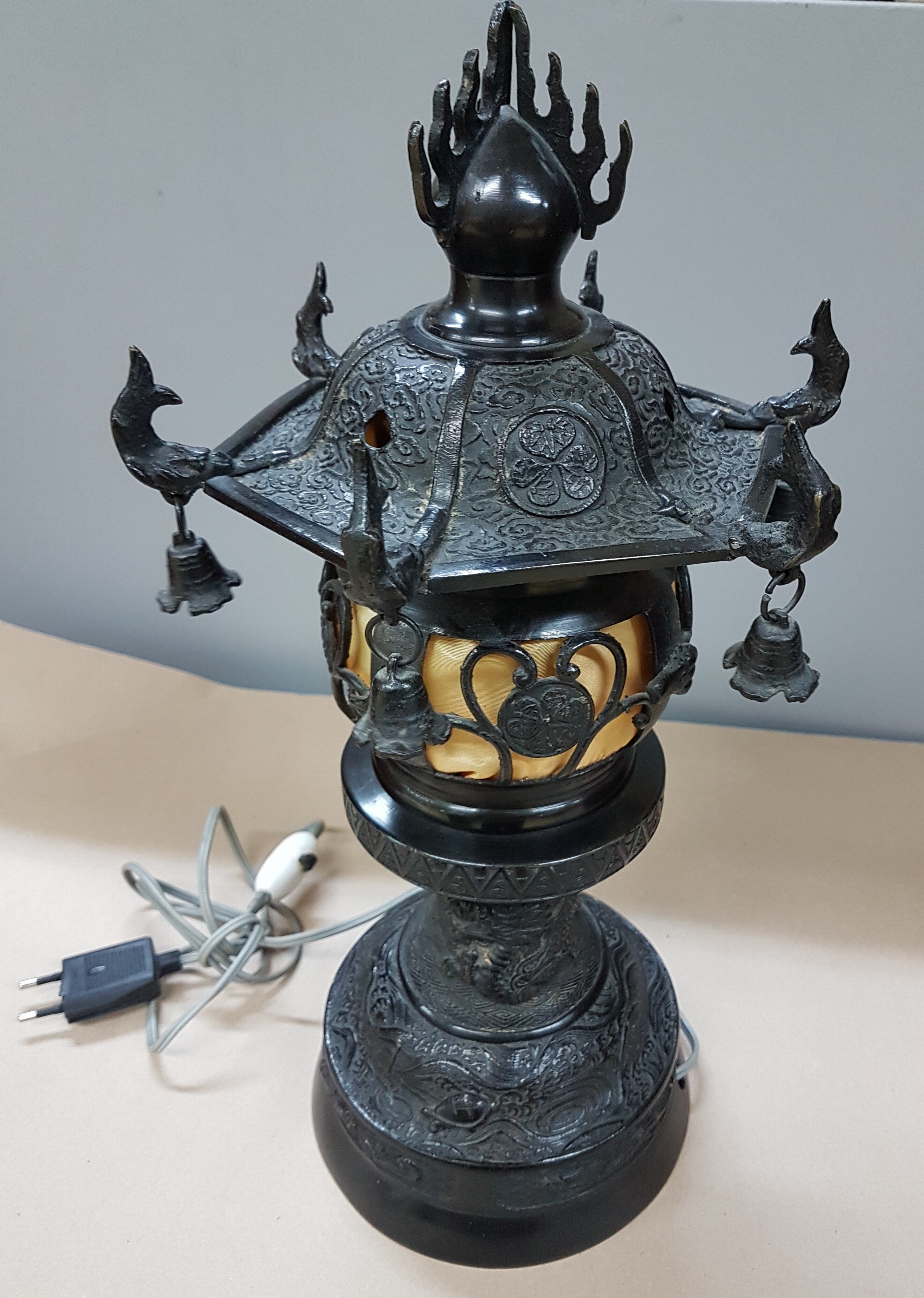 Detail b: Pagodenlampe, China, 20.Jh., geschwärzter Bronzekorpus, gemodelter Reliefdekor, 1 Brennstelle, Elektr. nicht geprüft, H. 40 cm