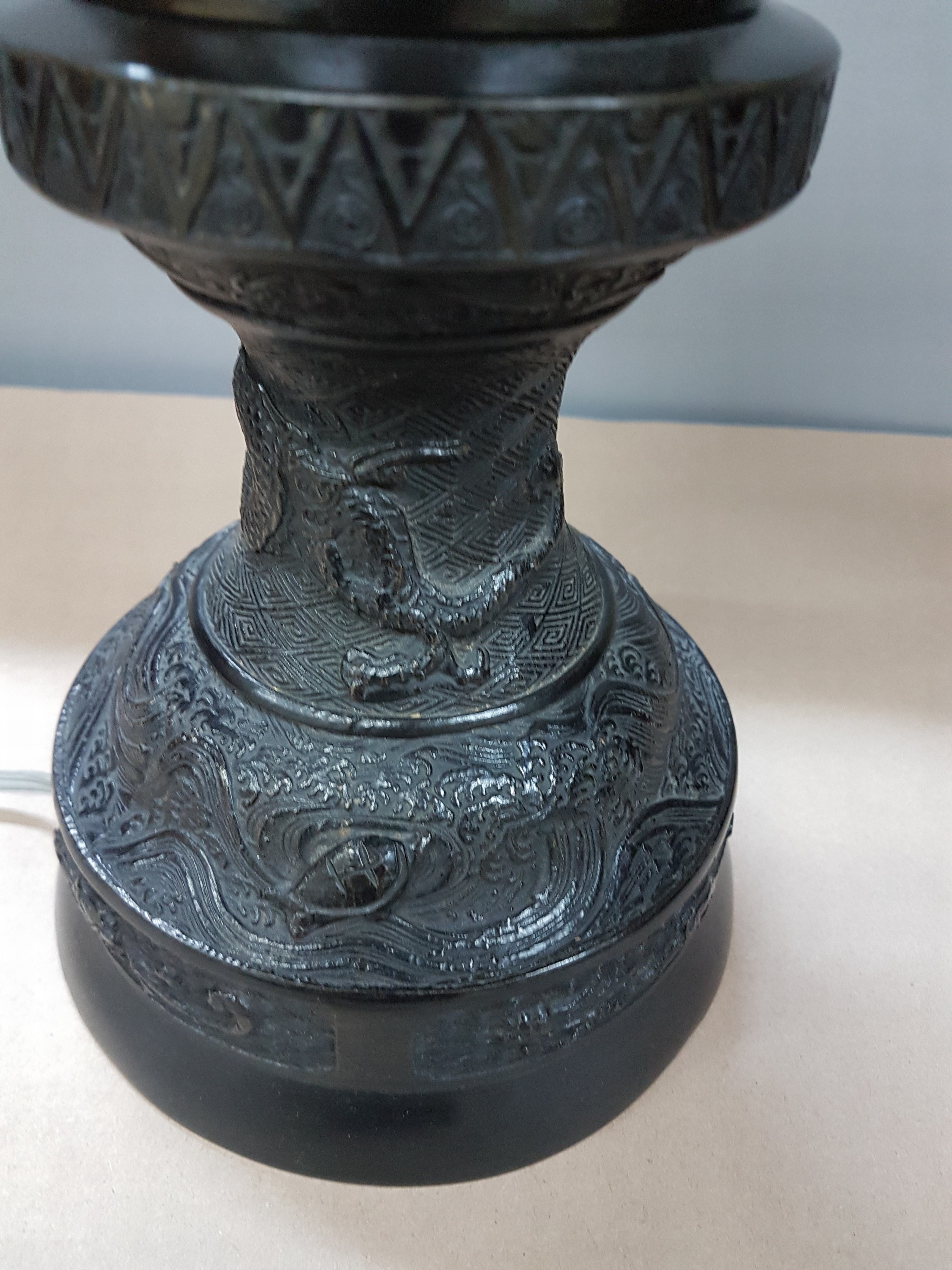 Detail e: Pagodenlampe, China, 20.Jh., geschwärzter Bronzekorpus, gemodelter Reliefdekor, 1 Brennstelle, Elektr. nicht geprüft, H. 40 cm