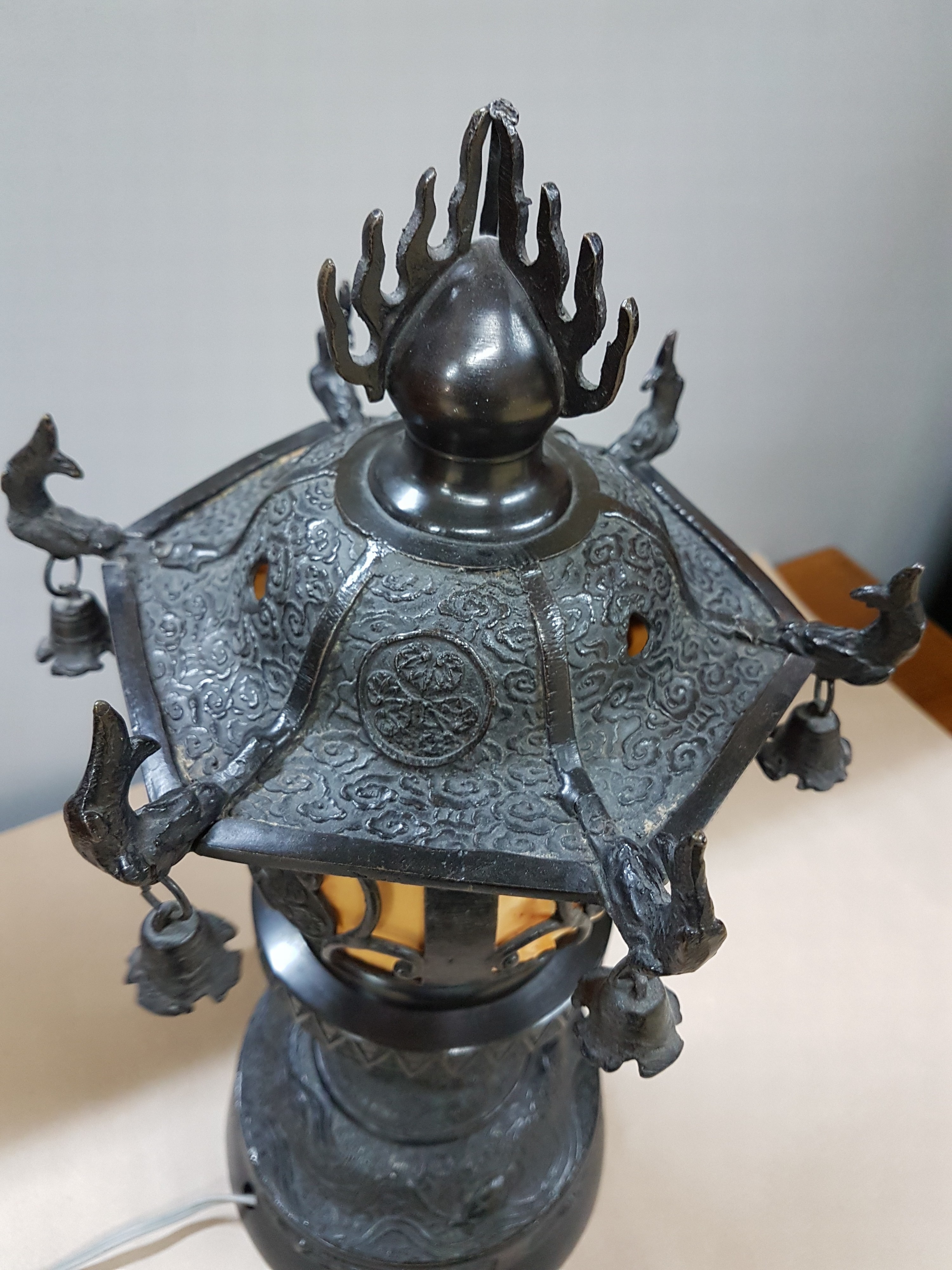 Detail f: Pagodenlampe, China, 20.Jh., geschwärzter Bronzekorpus, gemodelter Reliefdekor, 1 Brennstelle, Elektr. nicht geprüft, H. 40 cm