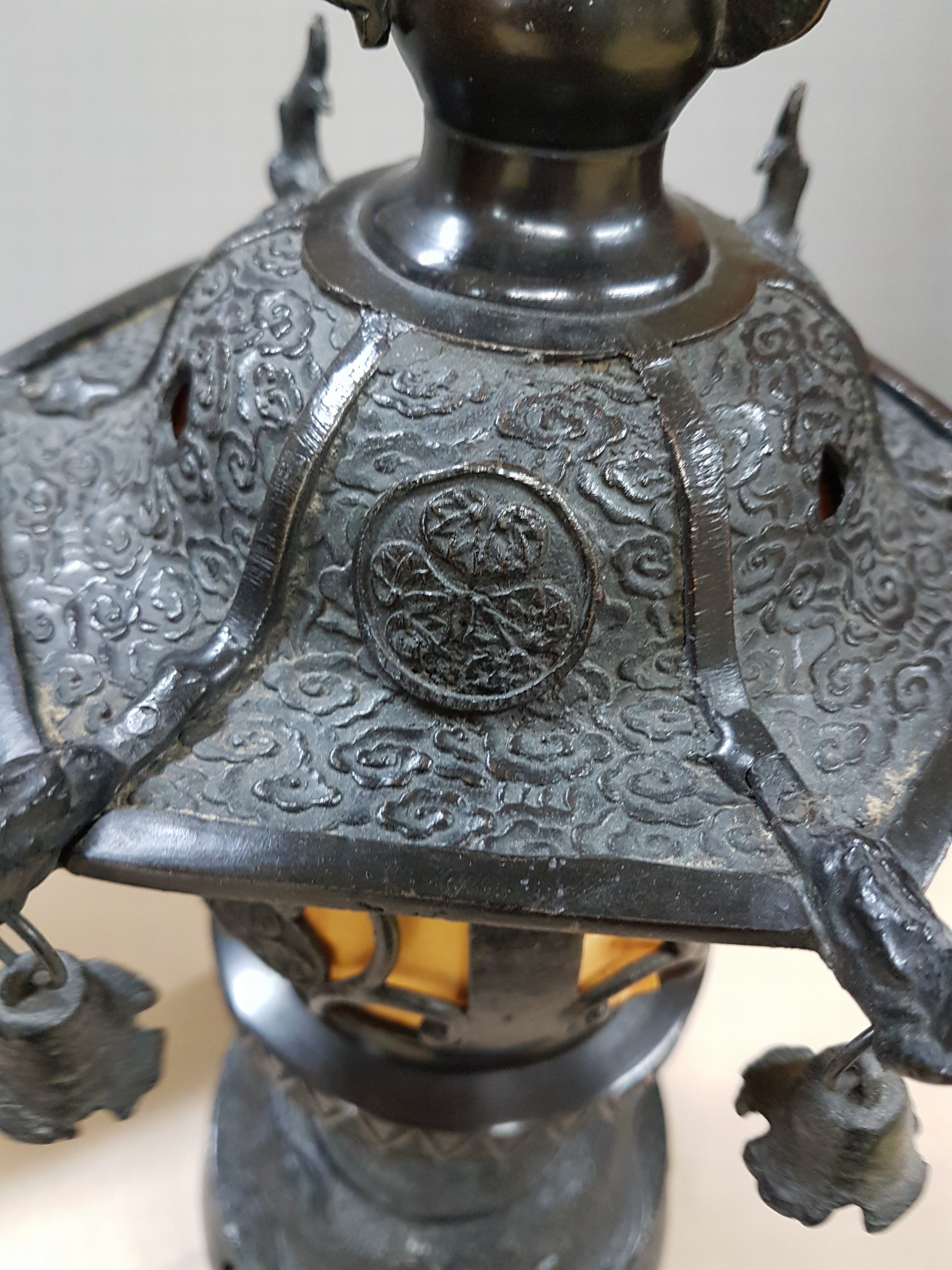 Detail g: Pagodenlampe, China, 20.Jh., geschwärzter Bronzekorpus, gemodelter Reliefdekor, 1 Brennstelle, Elektr. nicht geprüft, H. 40 cm