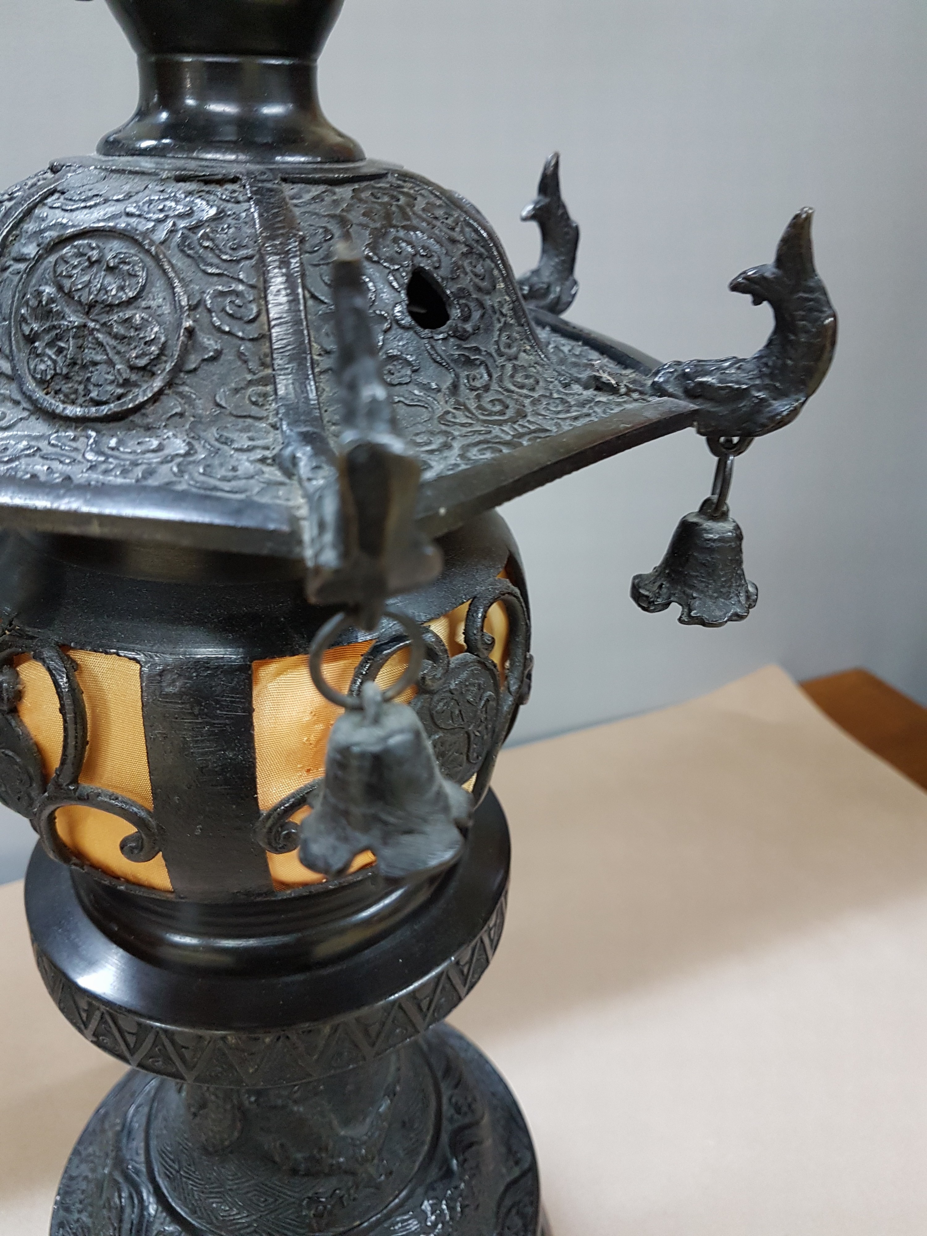 Detail h: Pagodenlampe, China, 20.Jh., geschwärzter Bronzekorpus, gemodelter Reliefdekor, 1 Brennstelle, Elektr. nicht geprüft, H. 40 cm