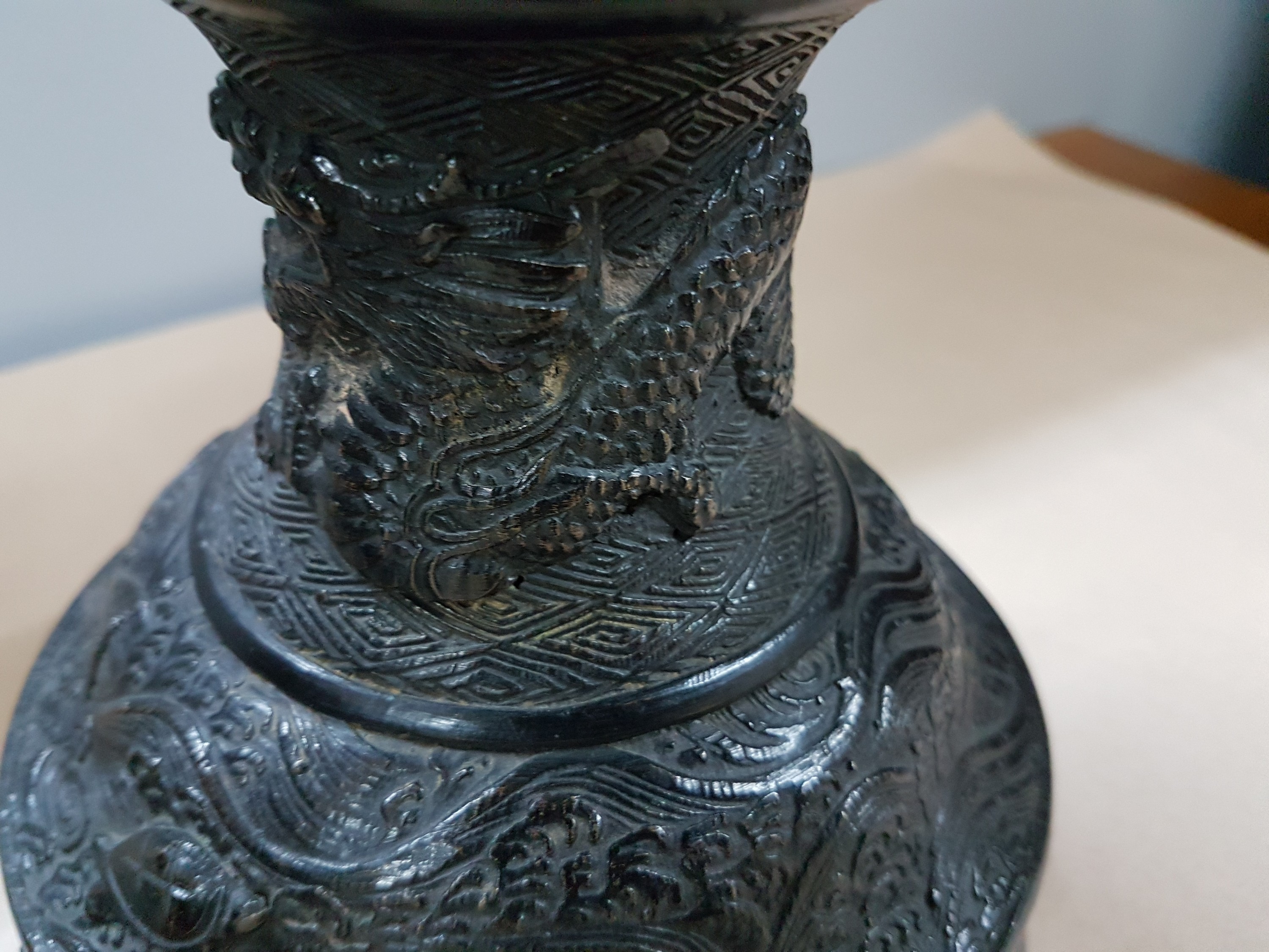 Detail l: Pagodenlampe, China, 20.Jh., geschwärzter Bronzekorpus, gemodelter Reliefdekor, 1 Brennstelle, Elektr. nicht geprüft, H. 40 cm